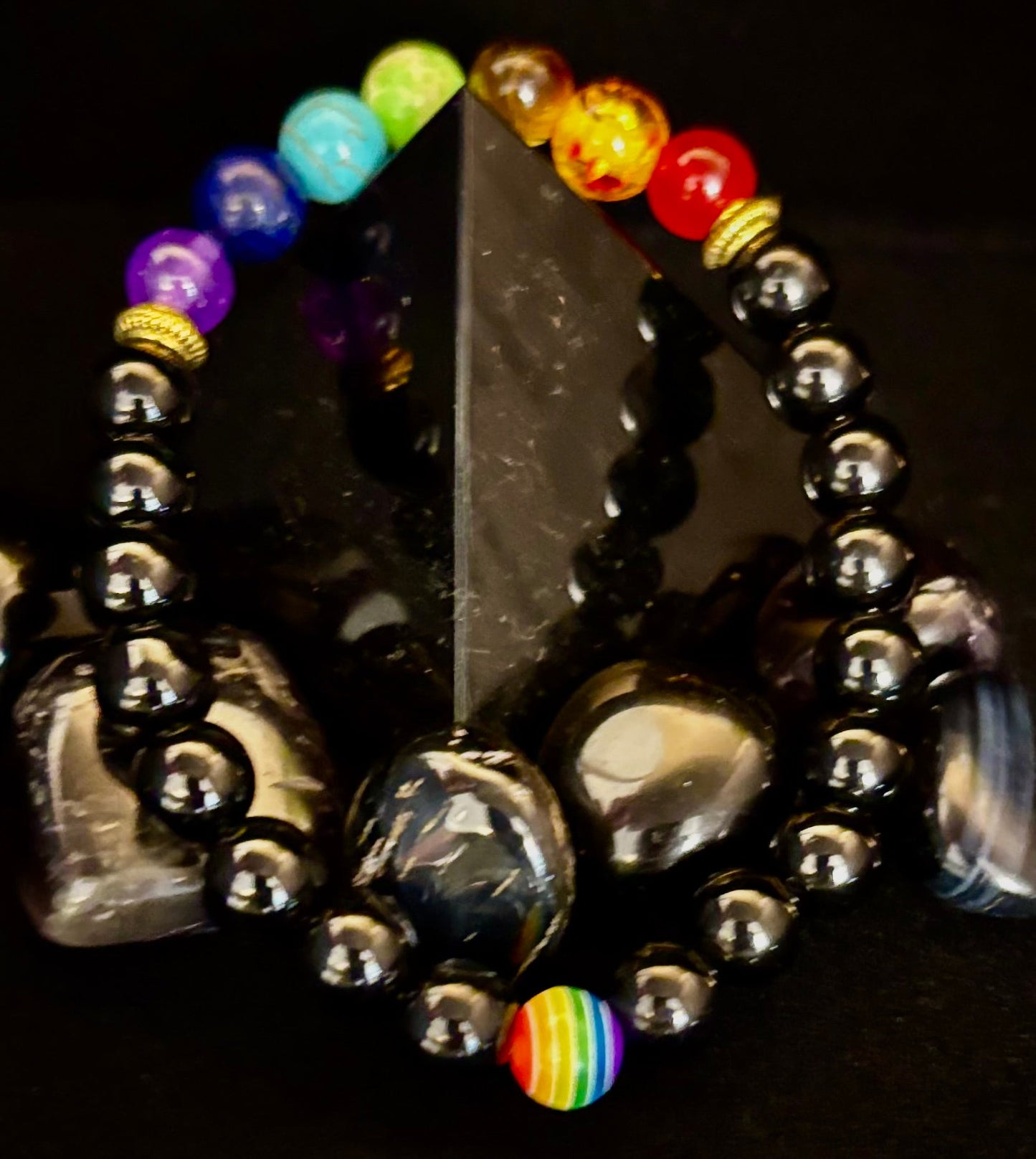 🌈 Pulseras Chakra de Piedra Sintética con Cuenta Pride – Blancas o Negras