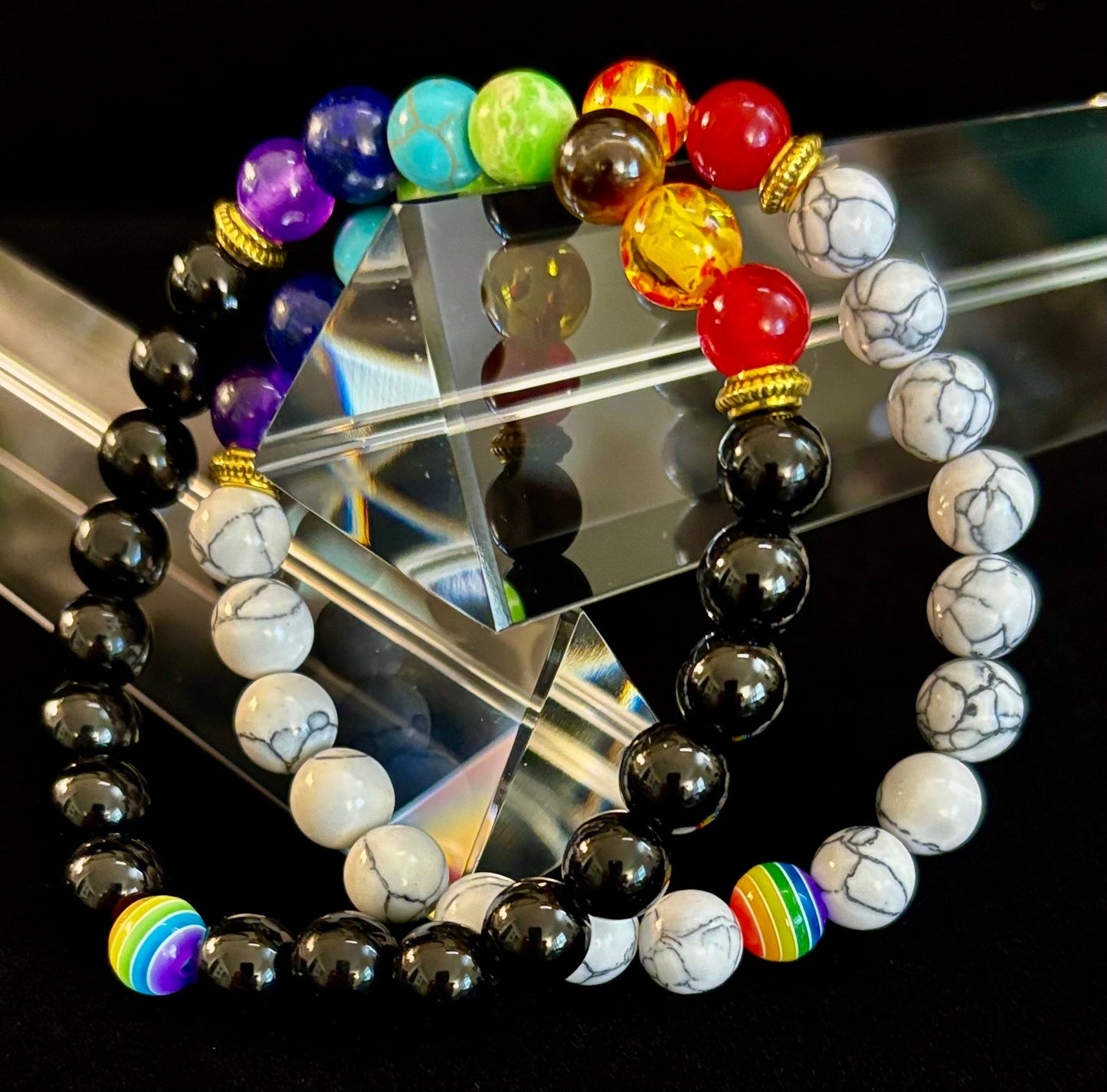 🌈 Pulseras Chakra de Piedra Sintética con Cuenta Pride – Blancas o Negras