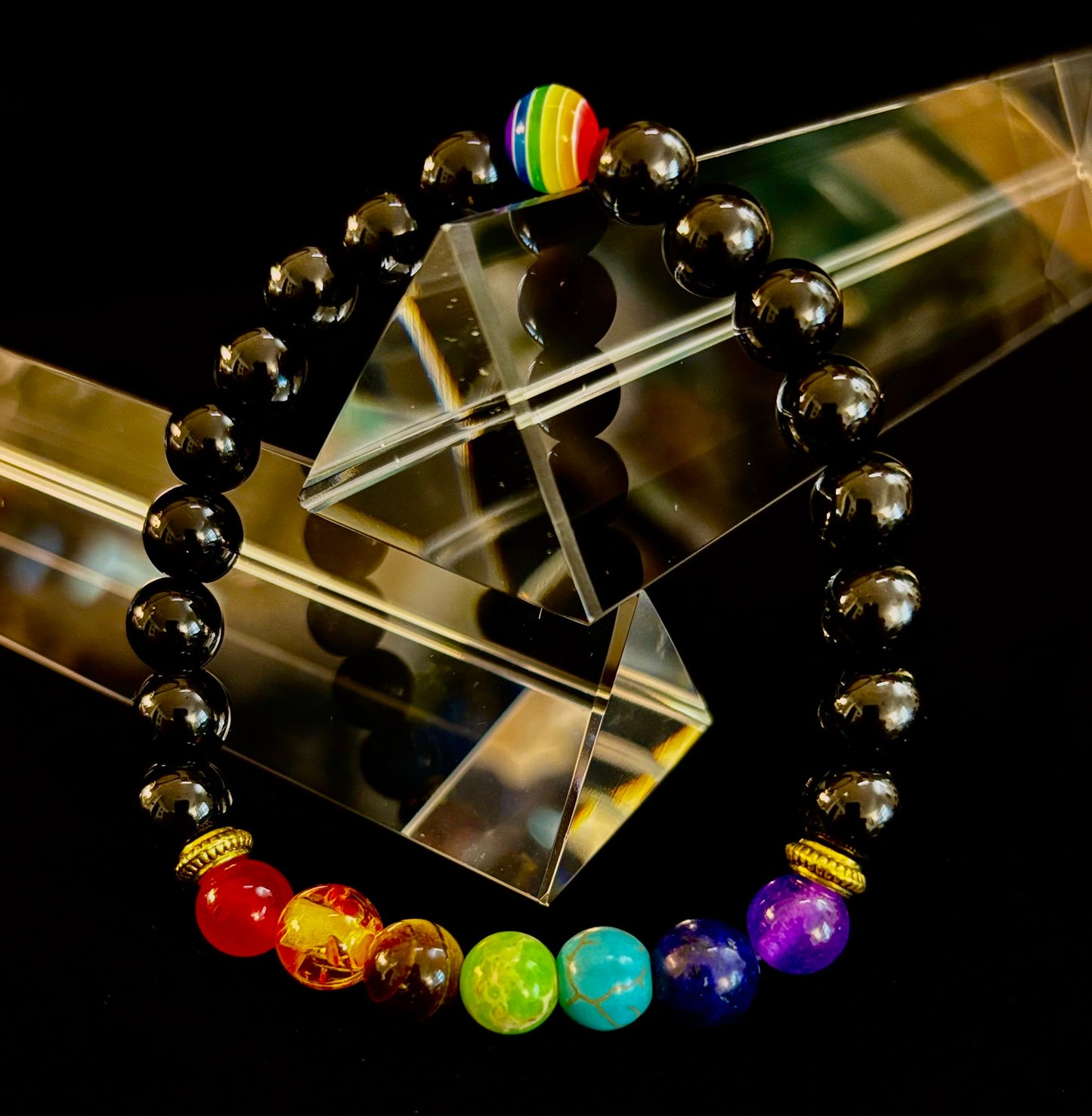 🌈 Pulseras Chakra de Piedra Sintética con Cuenta Pride – Blancas o Negras