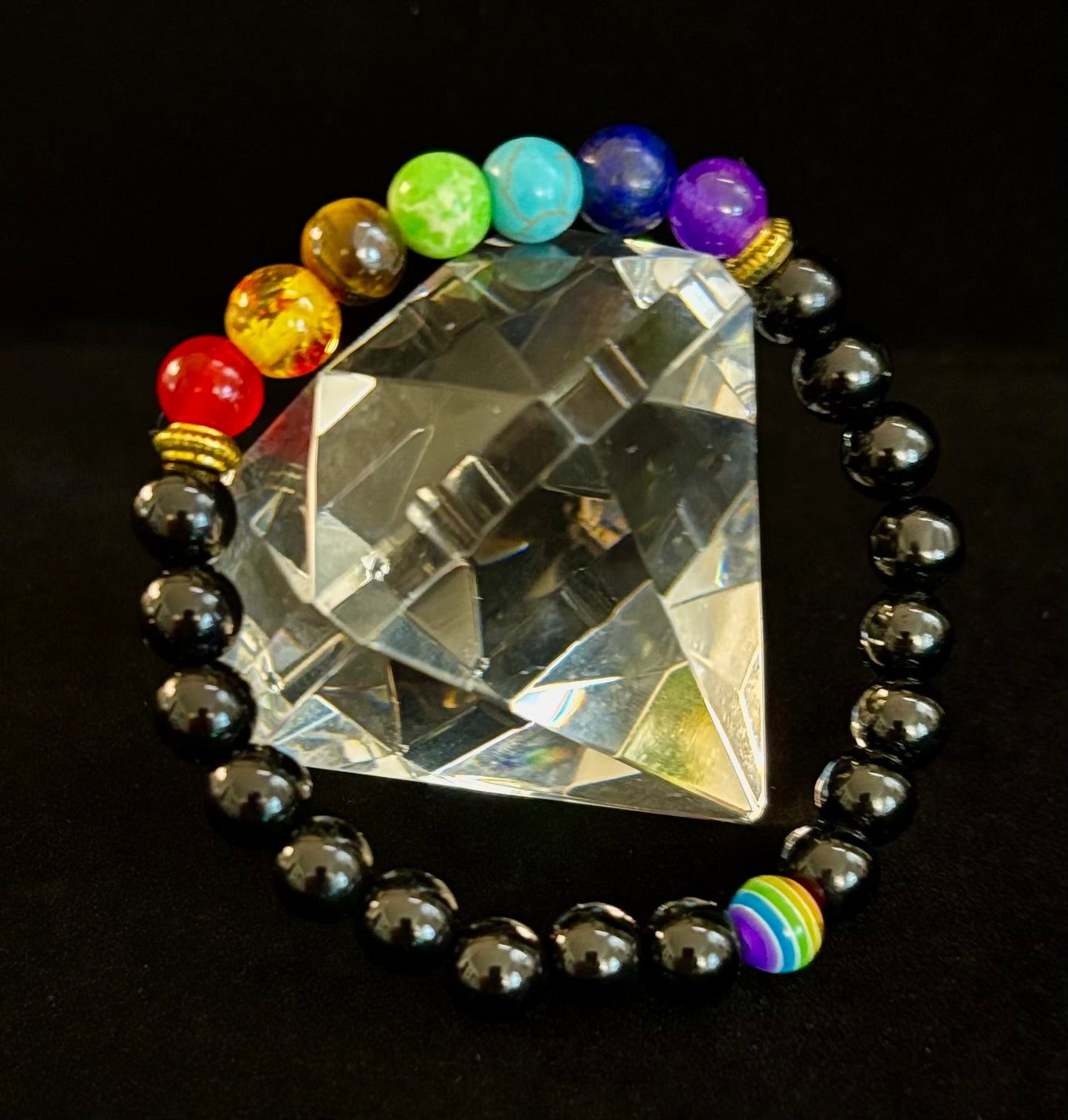 🌈 Pulseras Chakra de Piedra Sintética con Cuenta Pride – Blancas o Negras