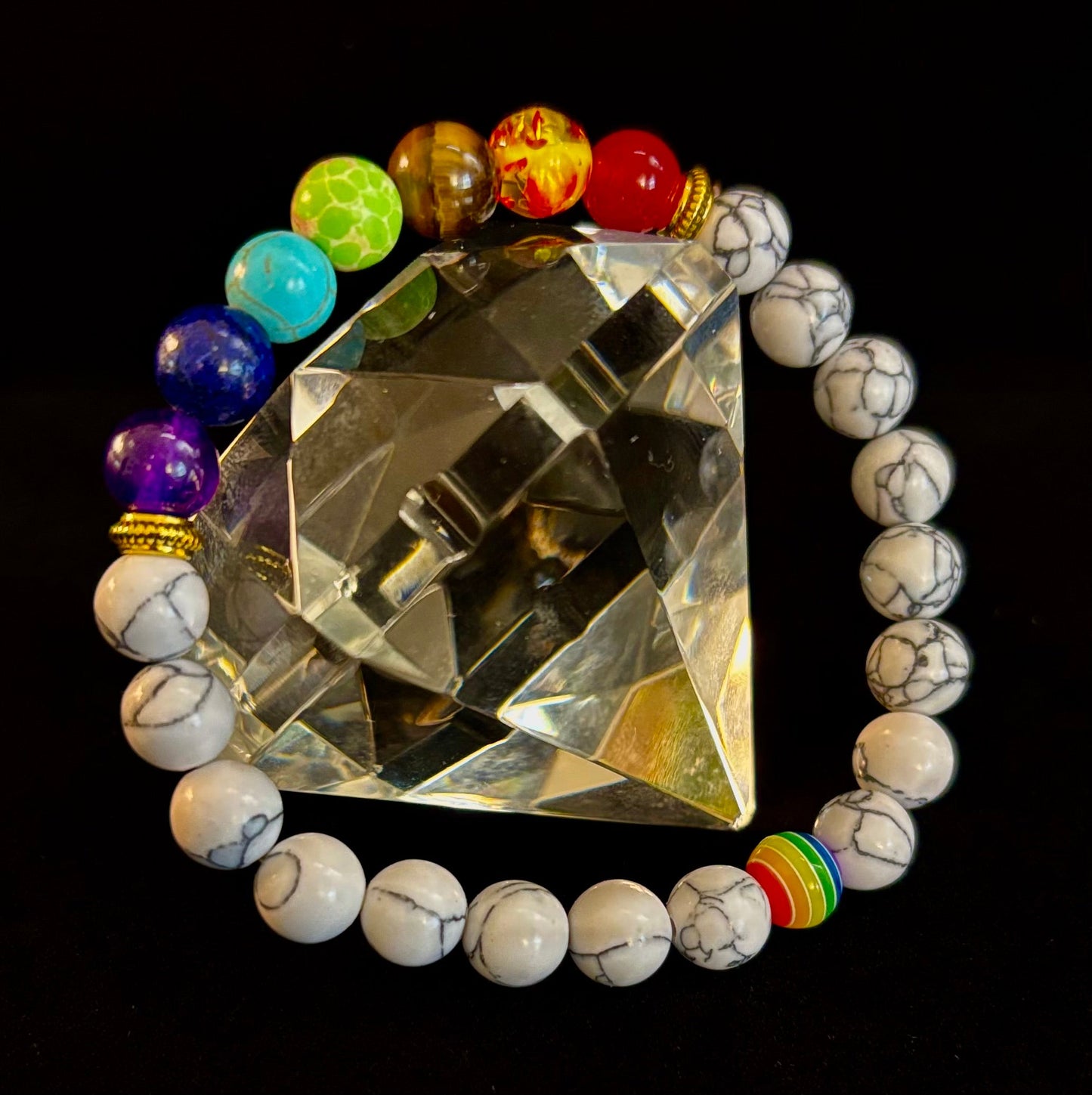 🌈 Pulseras Chakra de Piedra Sintética con Cuenta Pride – Blancas o Negras