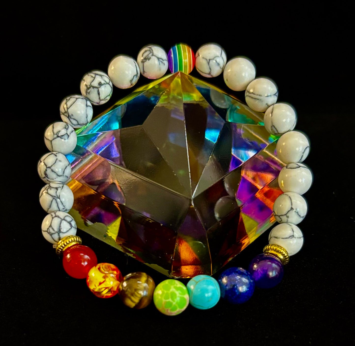 🌈 Pulseras Chakra de Piedra Sintética con Cuenta Pride – Blancas o Negras