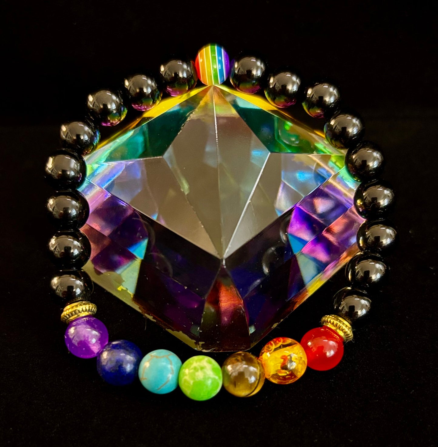 🌈 Pulseras Chakra de Piedra Sintética con Cuenta Pride – Blancas o Negras