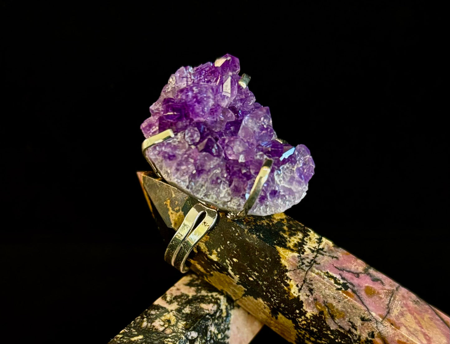Anillo llamativo de geoda de amatista natural – Hecho a mano en Brasil
