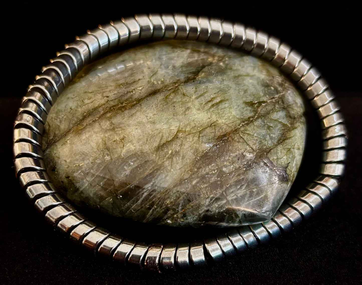 🐍 Brazalete Estilo Hueso de Serpiente – Pieza de Poder Atrevida y Moderna