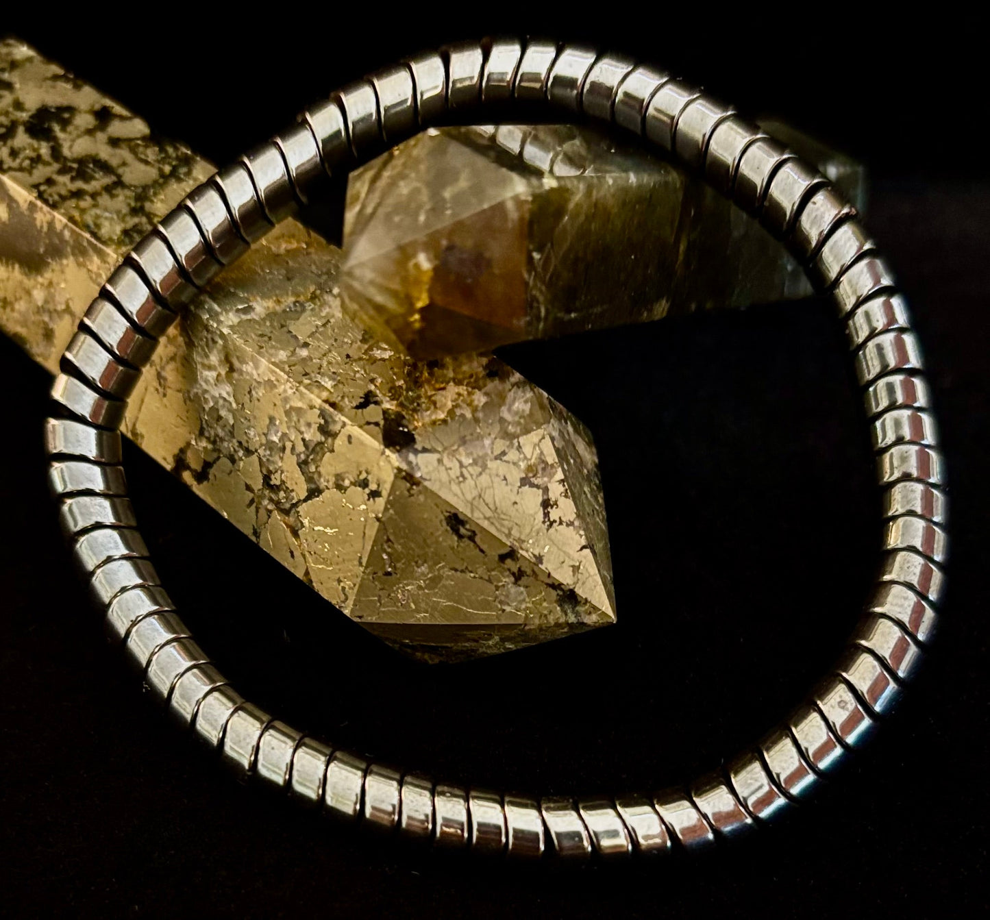 🐍 Brazalete Estilo Hueso de Serpiente – Pieza de Poder Atrevida y Moderna