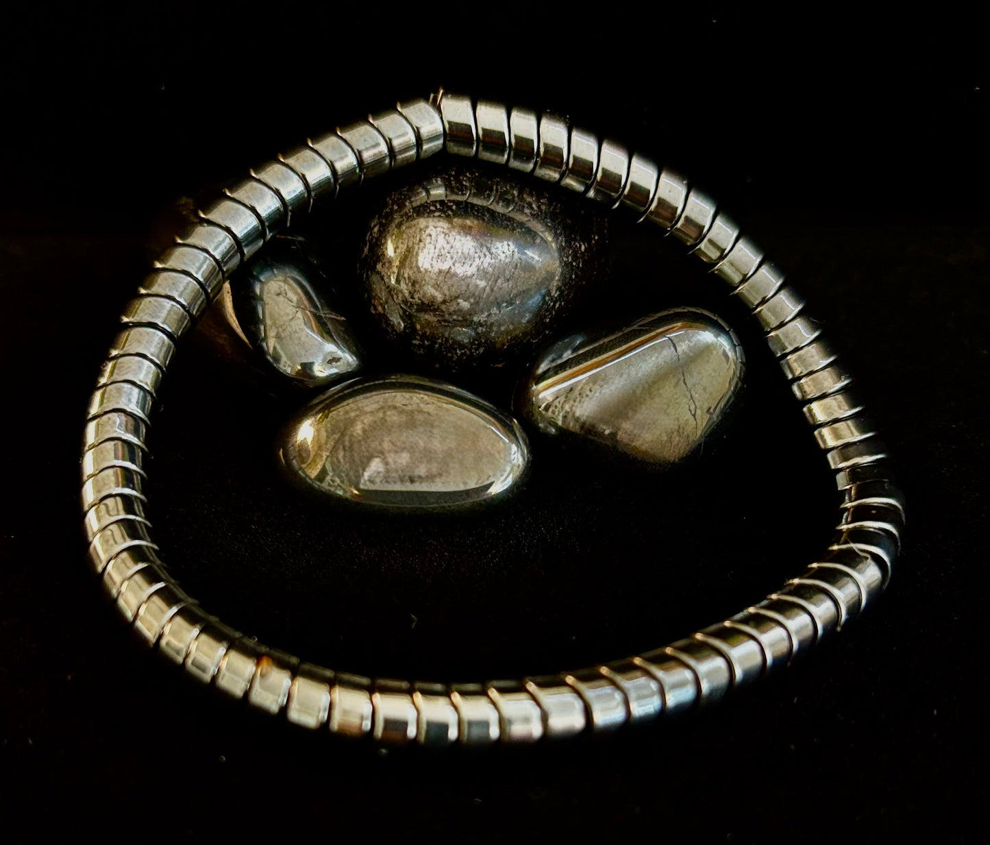 🐍 Brazalete Estilo Hueso de Serpiente – Pieza de Poder Atrevida y Moderna