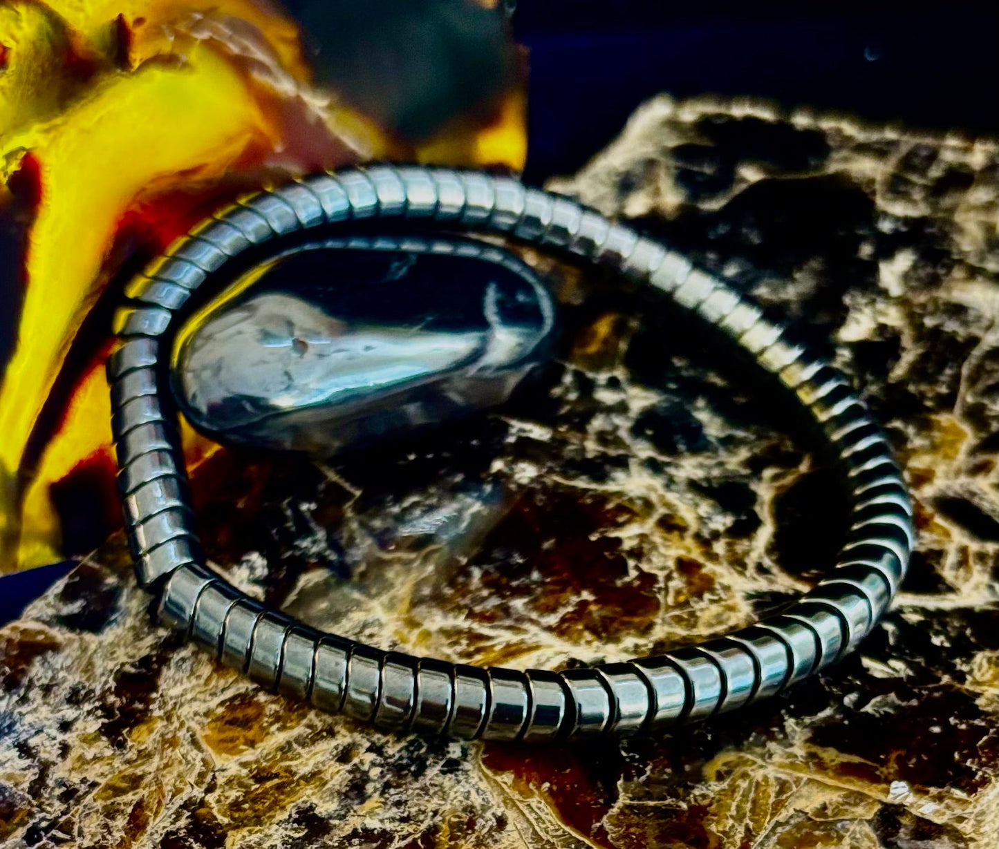 🐍 Brazalete Estilo Hueso de Serpiente – Pieza de Poder Atrevida y Moderna