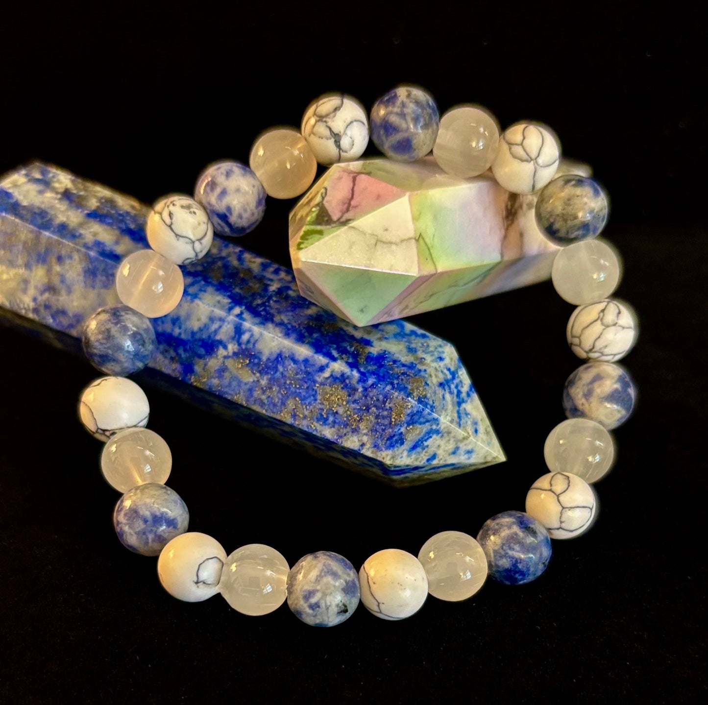 Pulsera de cuentas de lapislázuli, turquesa blanca y selenita – Protección, conexión a tierra y claridad espiritual