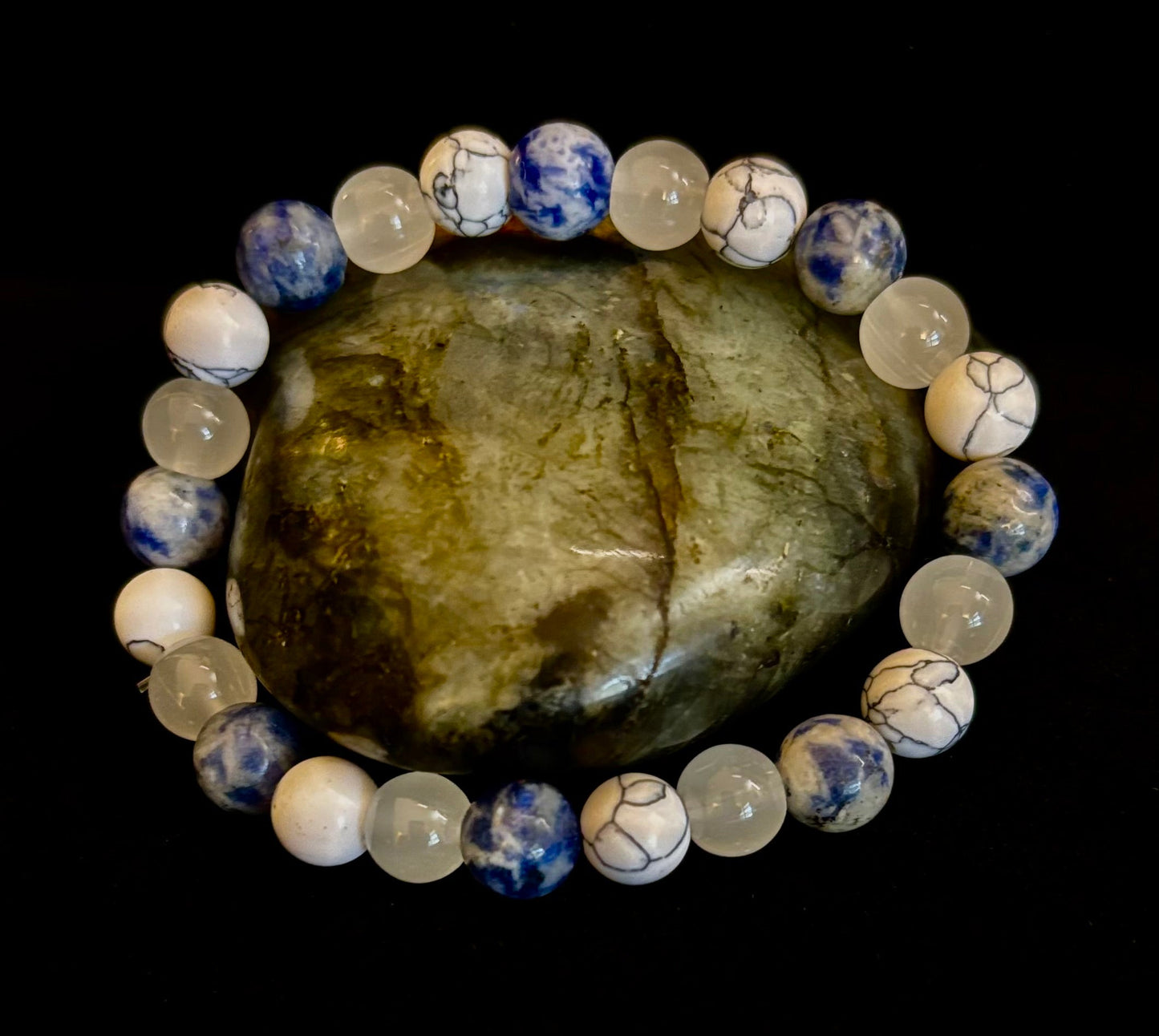 Pulsera de cuentas de lapislázuli, turquesa blanca y selenita – Protección, conexión a tierra y claridad espiritual