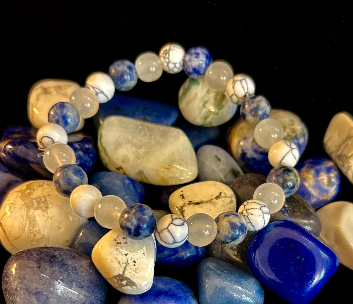 Pulsera de cuentas de lapislázuli, turquesa blanca y selenita – Protección, conexión a tierra y claridad espiritual