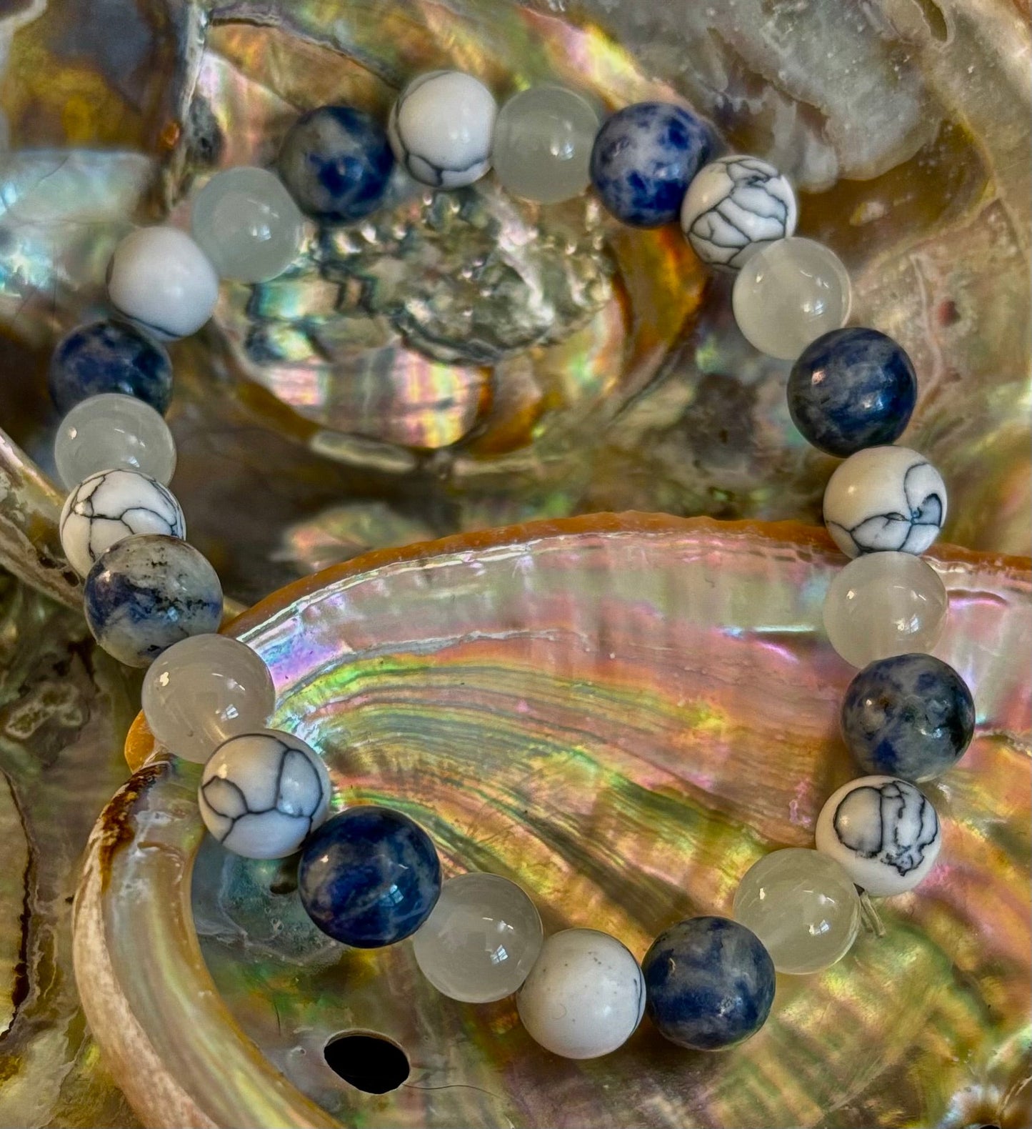 Pulsera de cuentas de lapislázuli, turquesa blanca y selenita – Protección, conexión a tierra y claridad espiritual