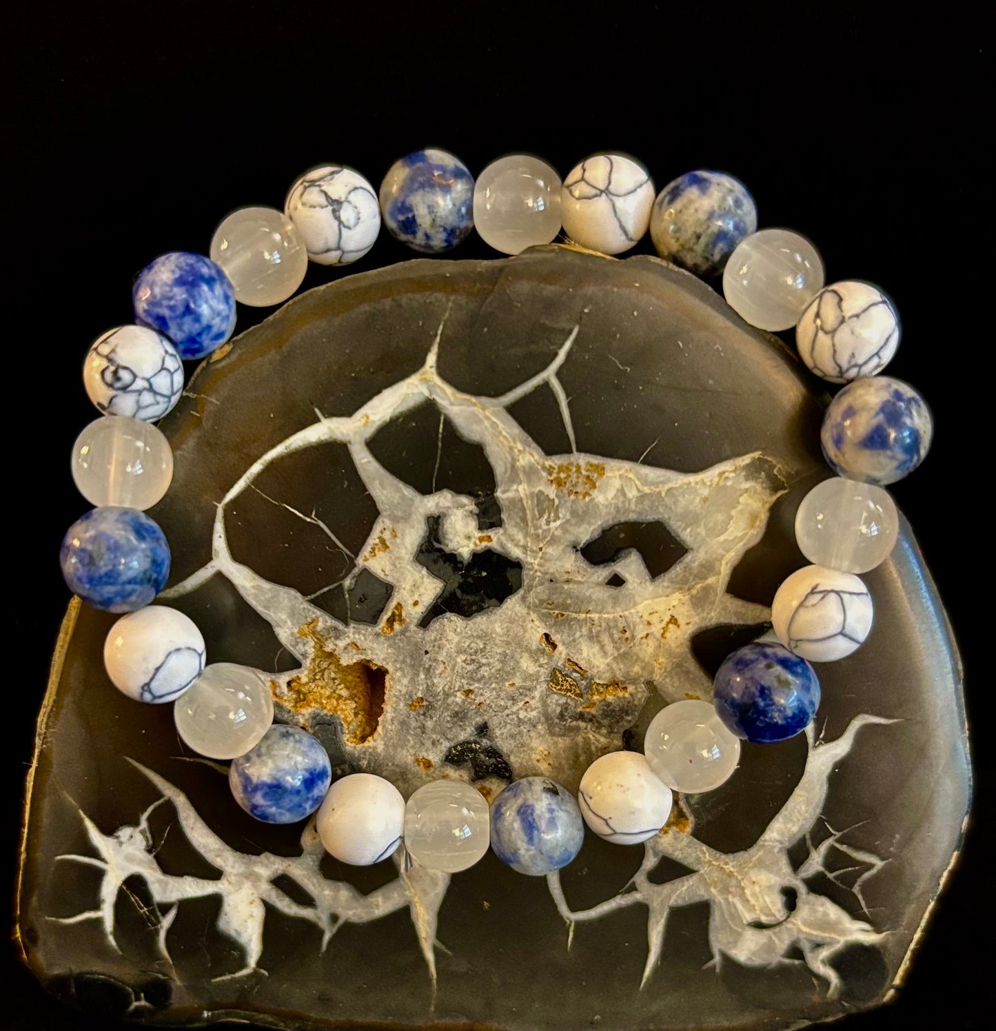 Pulsera de cuentas de lapislázuli, turquesa blanca y selenita – Protección, conexión a tierra y claridad espiritual