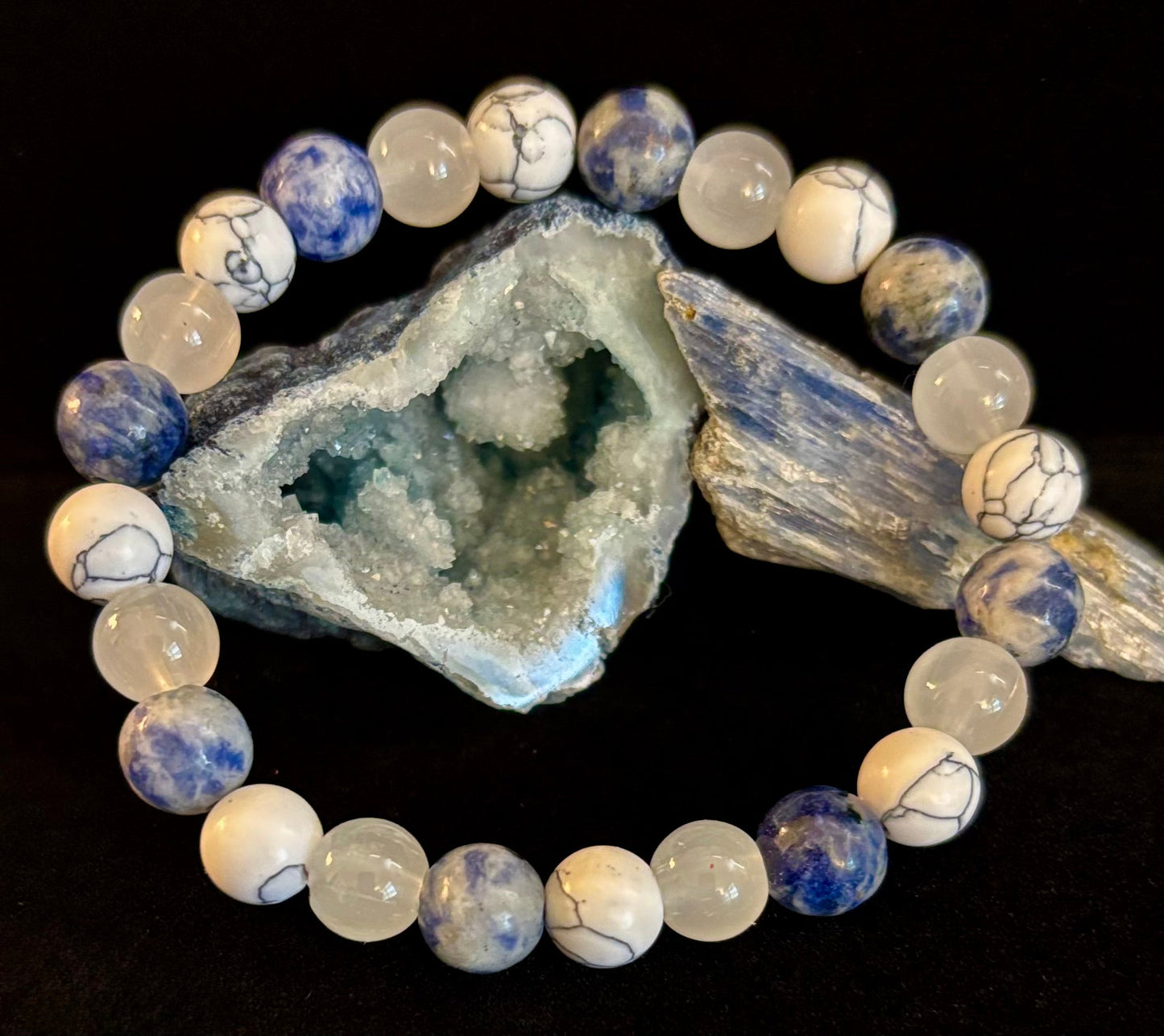 Pulsera de cuentas de lapislázuli, turquesa blanca y selenita – Protección, conexión a tierra y claridad espiritual