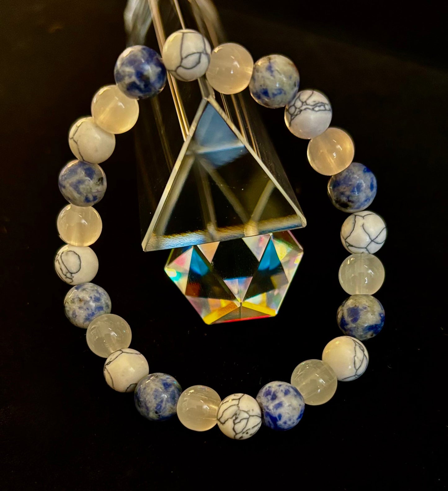 Pulsera de cuentas de lapislázuli, turquesa blanca y selenita – Protección, conexión a tierra y claridad espiritual