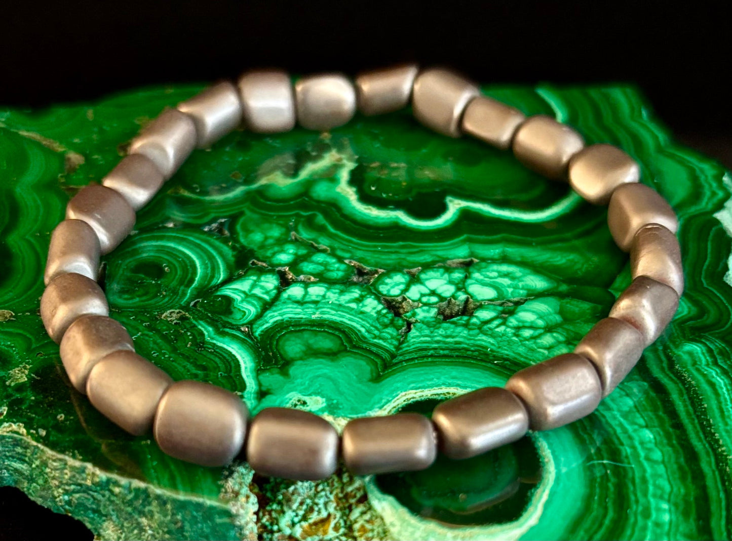 Pulsera de cuentas de hematita – Gunmetal, oro y plata (muñecas medianas-grandes)