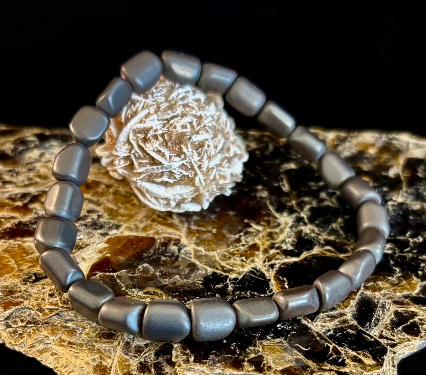 Pulsera de cuentas de hematita – Gunmetal, oro y plata (muñecas medianas-grandes)