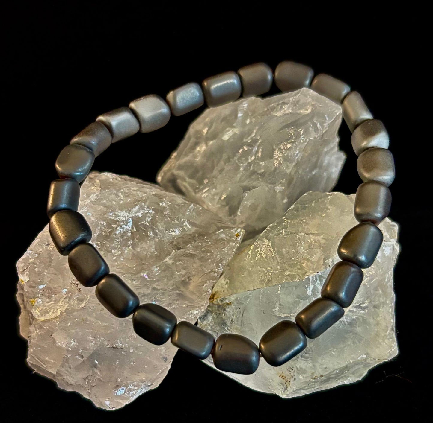 Pulsera de cuentas de hematita – Gunmetal, oro y plata (muñecas medianas-grandes)