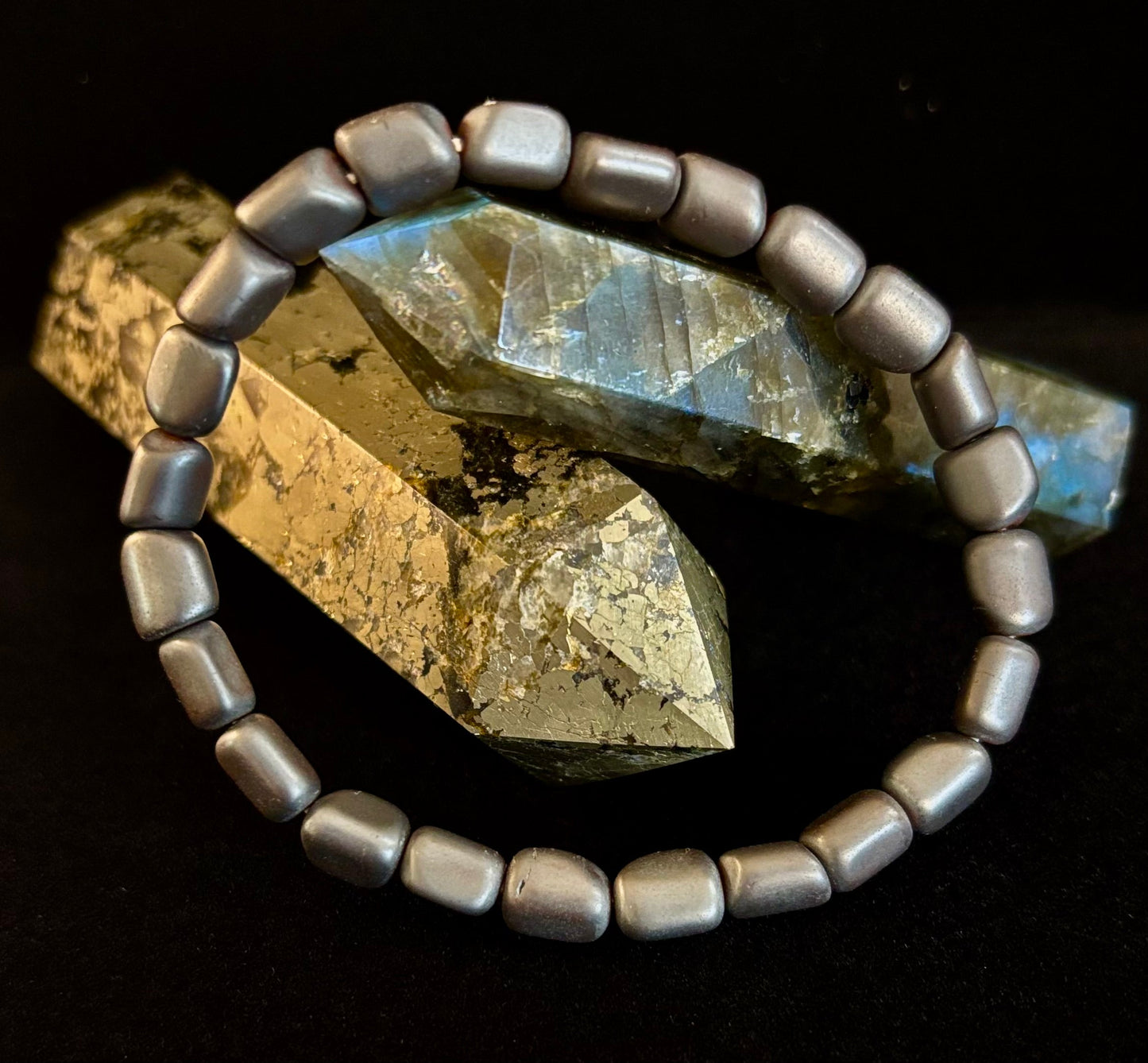 Pulsera de cuentas de hematita – Gunmetal, oro y plata (muñecas medianas-grandes)