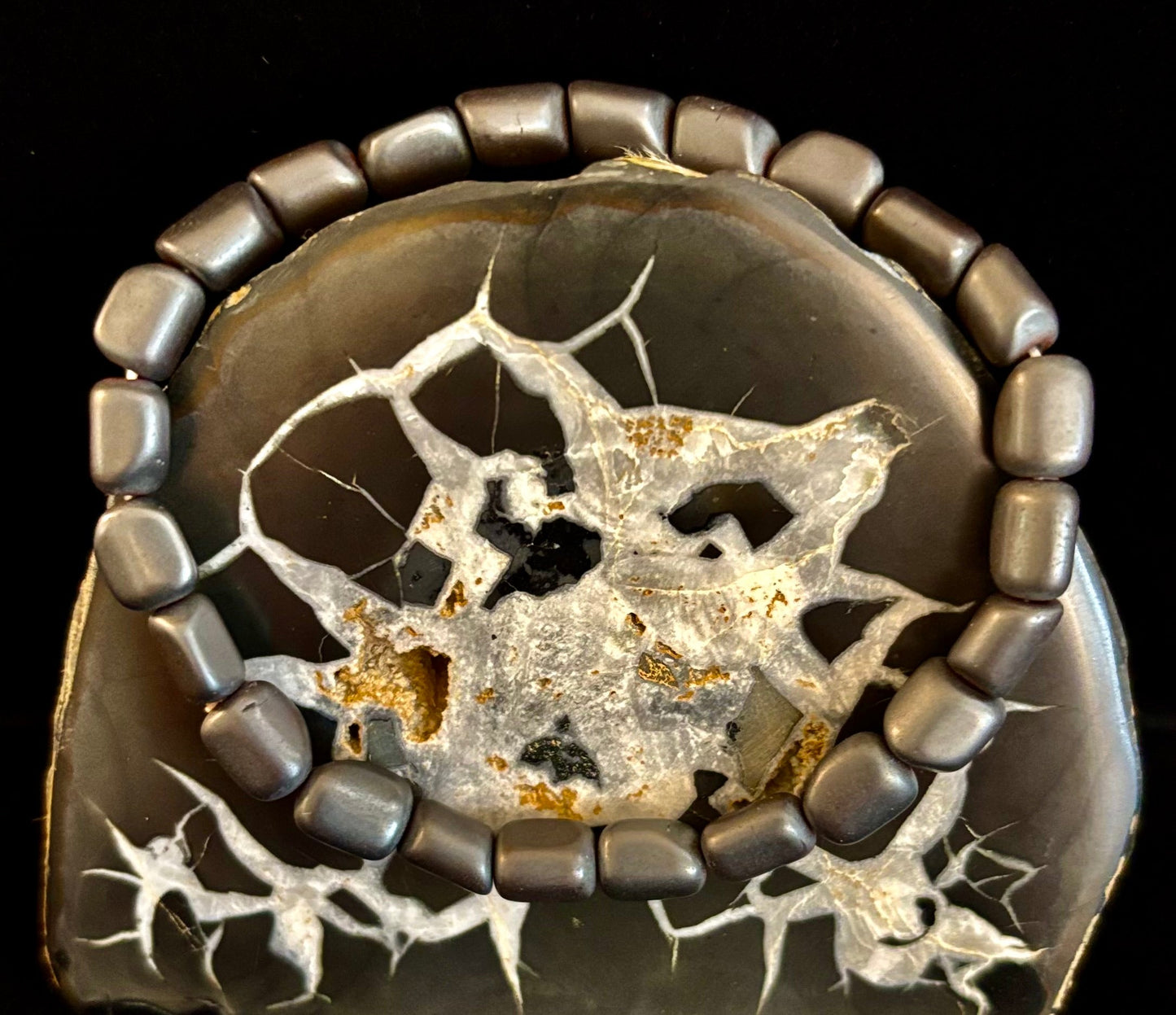 Pulsera de cuentas de hematita – Gunmetal, oro y plata (muñecas medianas-grandes)