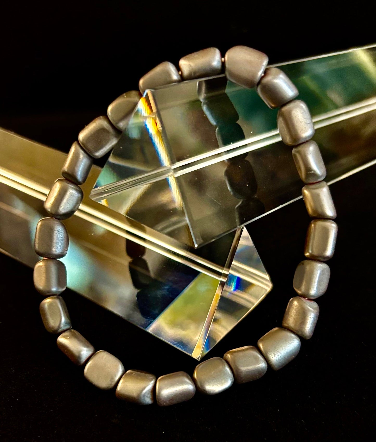 Pulsera de cuentas de hematita – Gunmetal, oro y plata (muñecas medianas-grandes)
