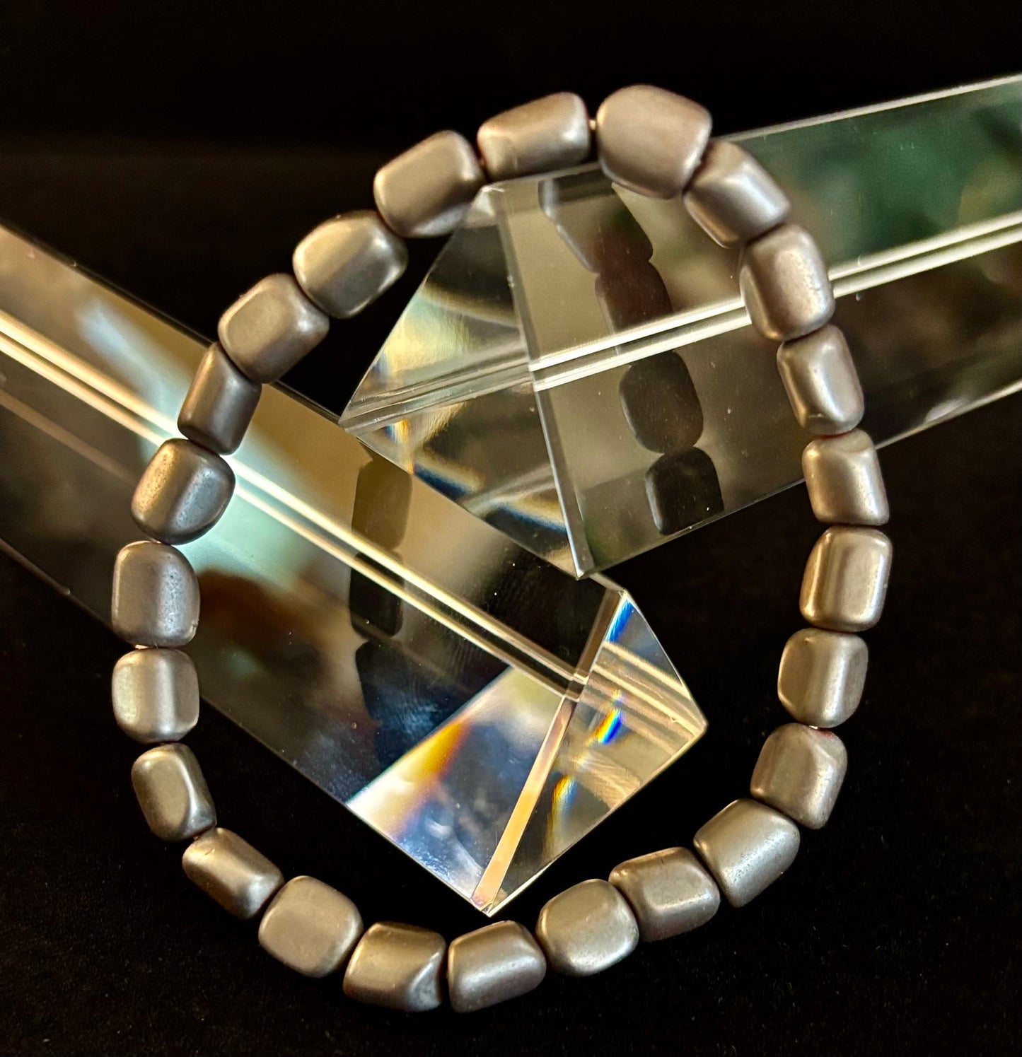 Pulsera de cuentas de hematita – Gunmetal, oro y plata (muñecas medianas-grandes)