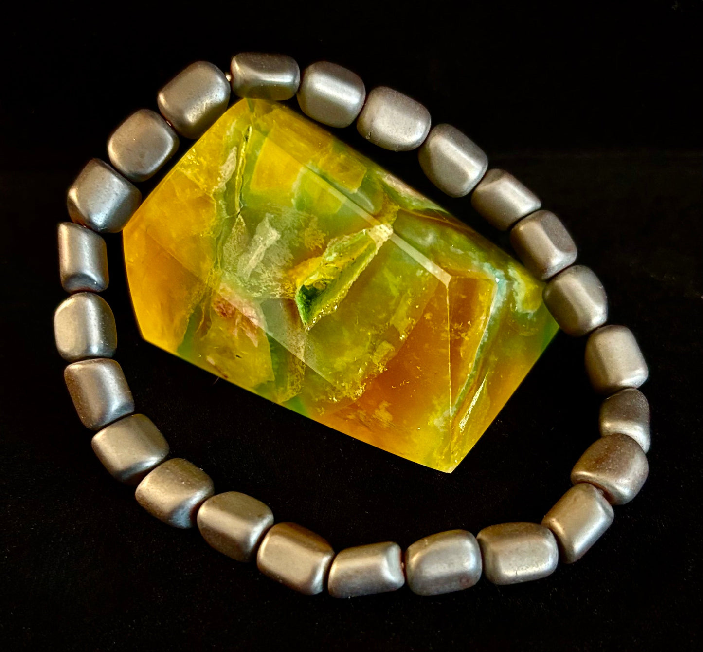 Pulsera de cuentas de hematita – Gunmetal, oro y plata (muñecas medianas-grandes)