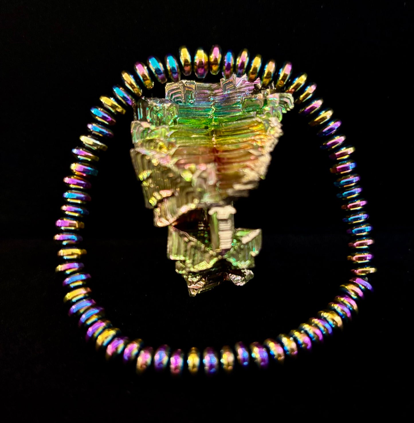 🌈 Pulsera metálica tono arcoíris – Para muñecas medianas a grandes