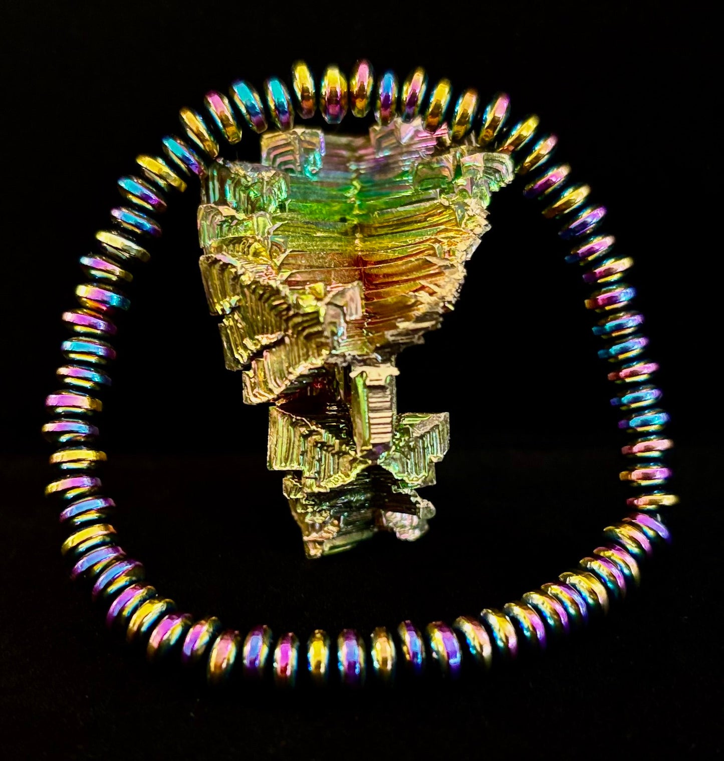 🌈 Pulsera metálica tono arcoíris – Para muñecas medianas a grandes