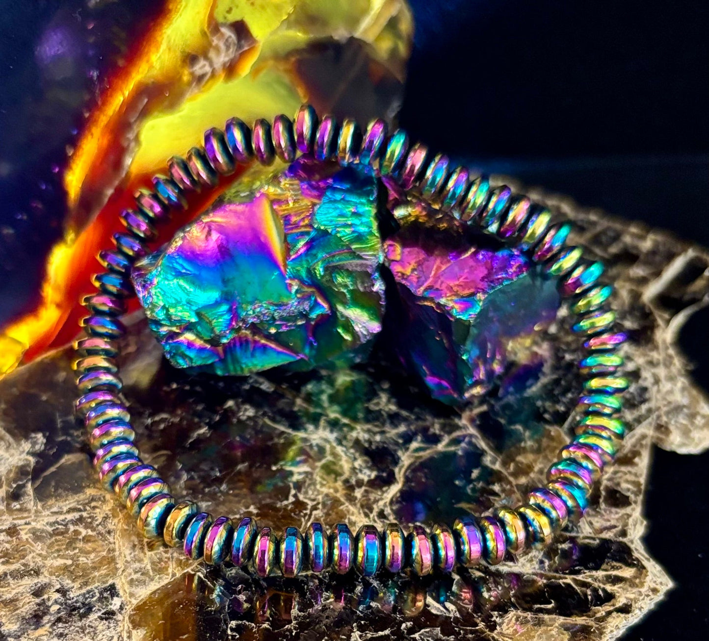 🌈 Pulsera metálica tono arcoíris – Para muñecas medianas a grandes