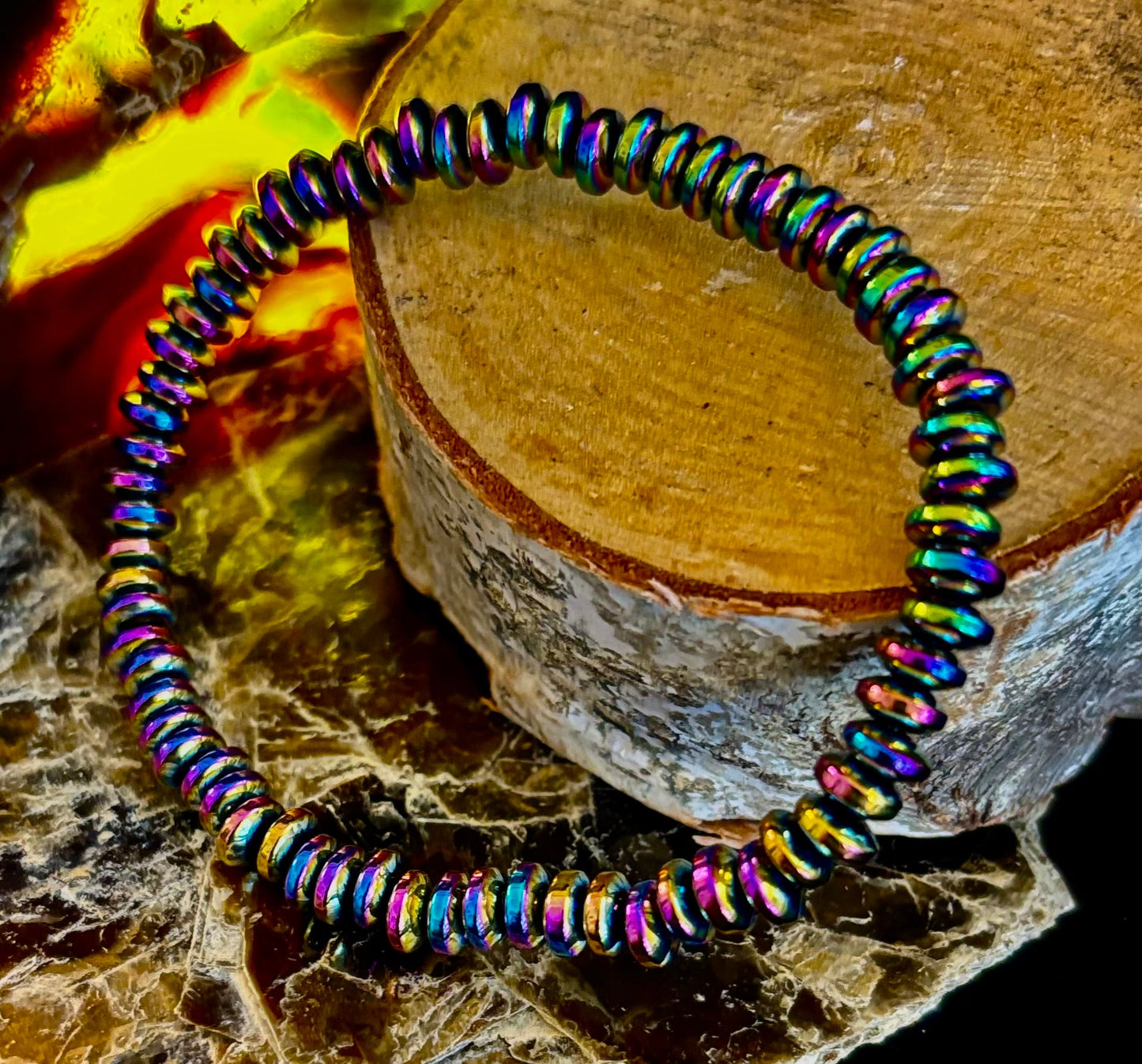 🌈 Pulsera metálica tono arcoíris – Para muñecas medianas a grandes