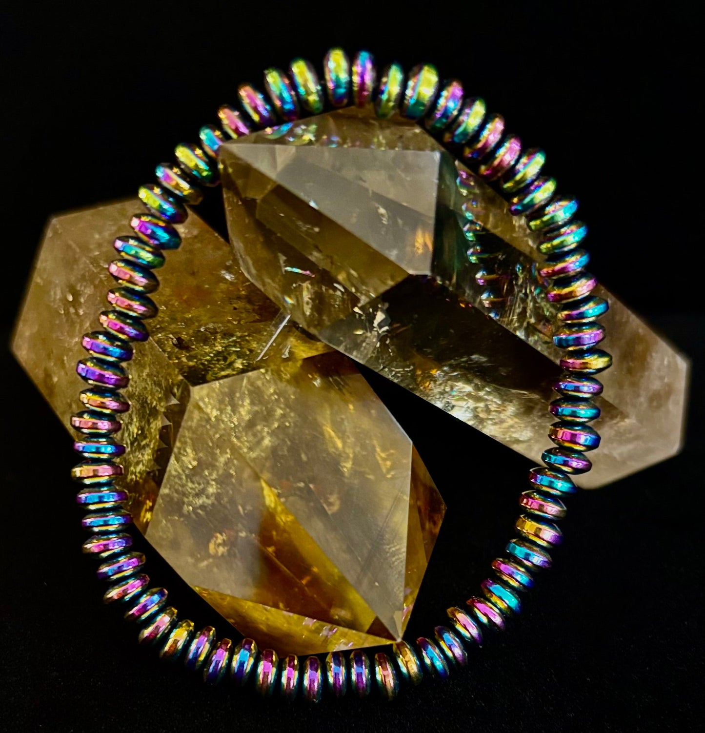 🌈 Pulsera metálica tono arcoíris – Para muñecas medianas a grandes