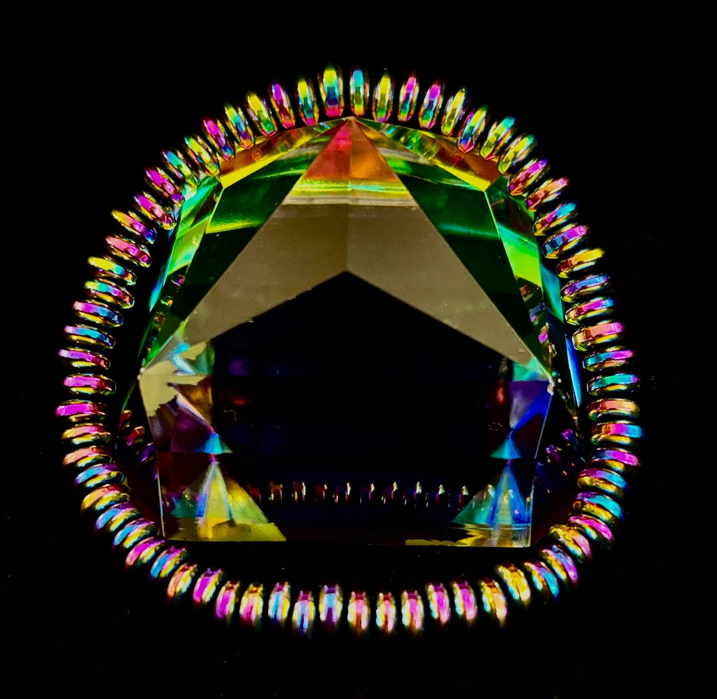 🌈 Pulsera metálica tono arcoíris – Para muñecas medianas a grandes