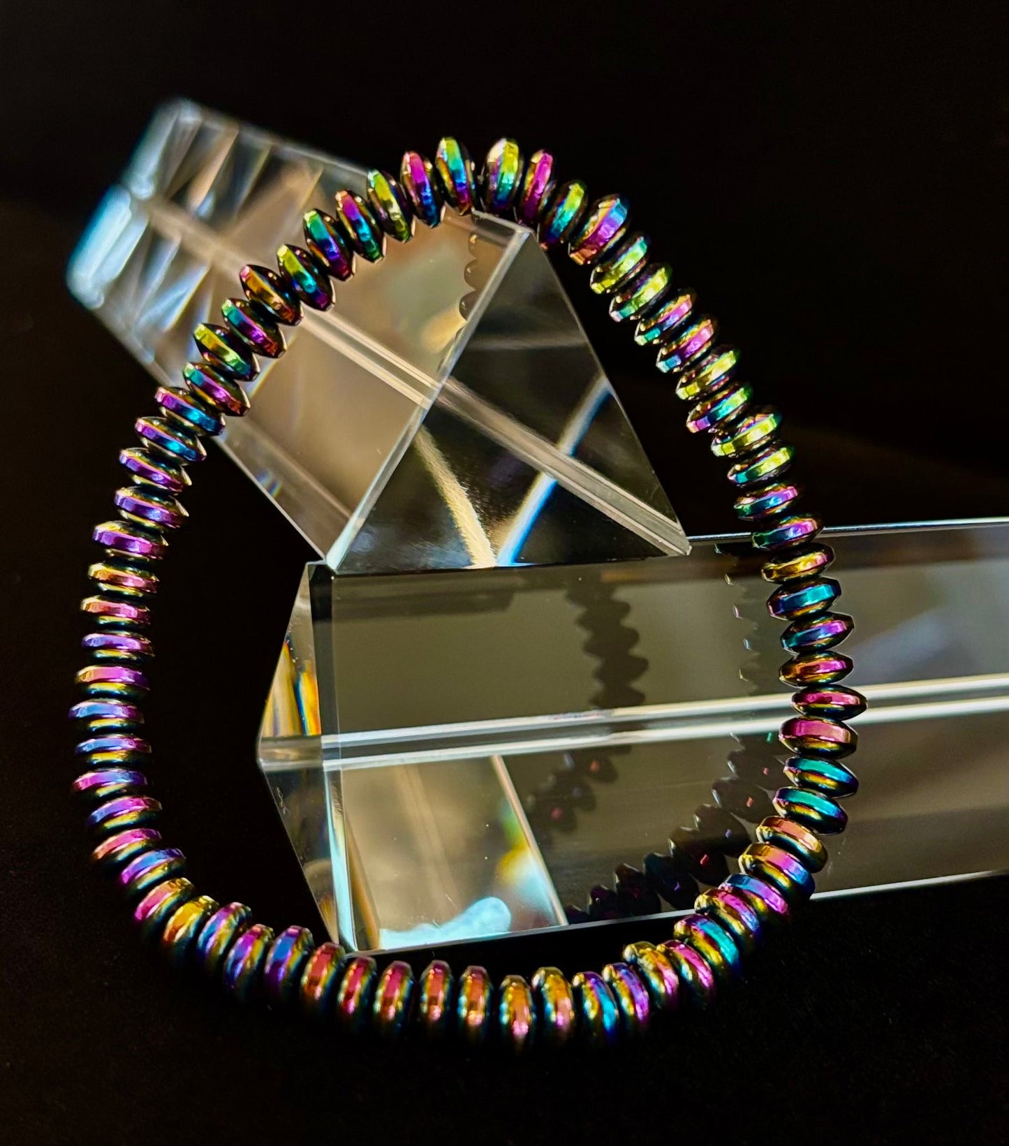 🌈 Pulsera metálica tono arcoíris – Para muñecas medianas a grandes