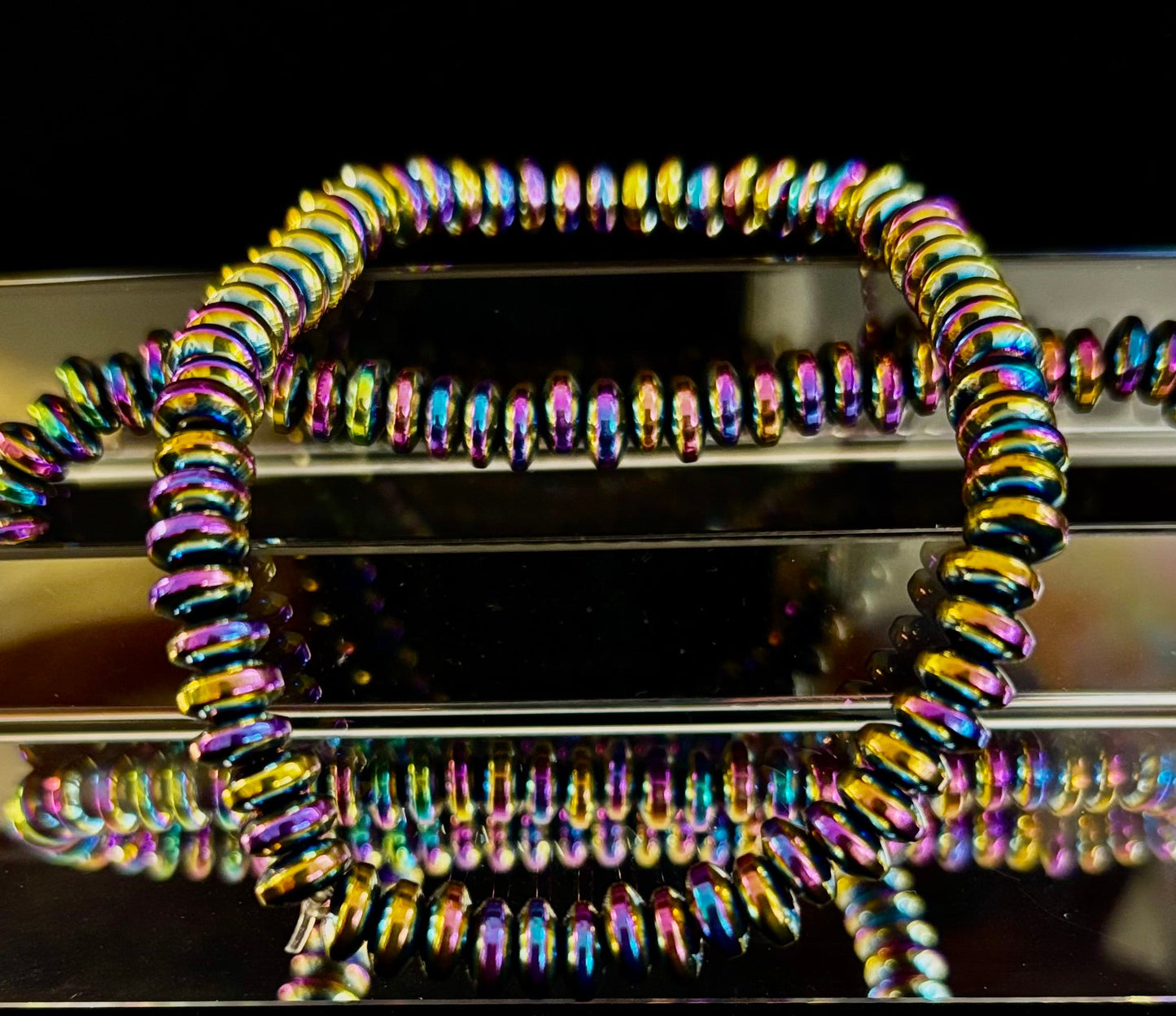 🌈 Pulsera metálica tono arcoíris – Para muñecas medianas a grandes