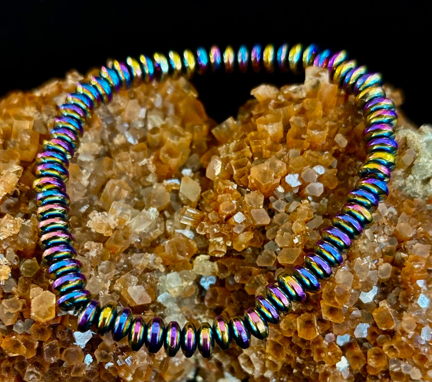 🌈 Pulsera metálica tono arcoíris – Para muñecas medianas a grandes
