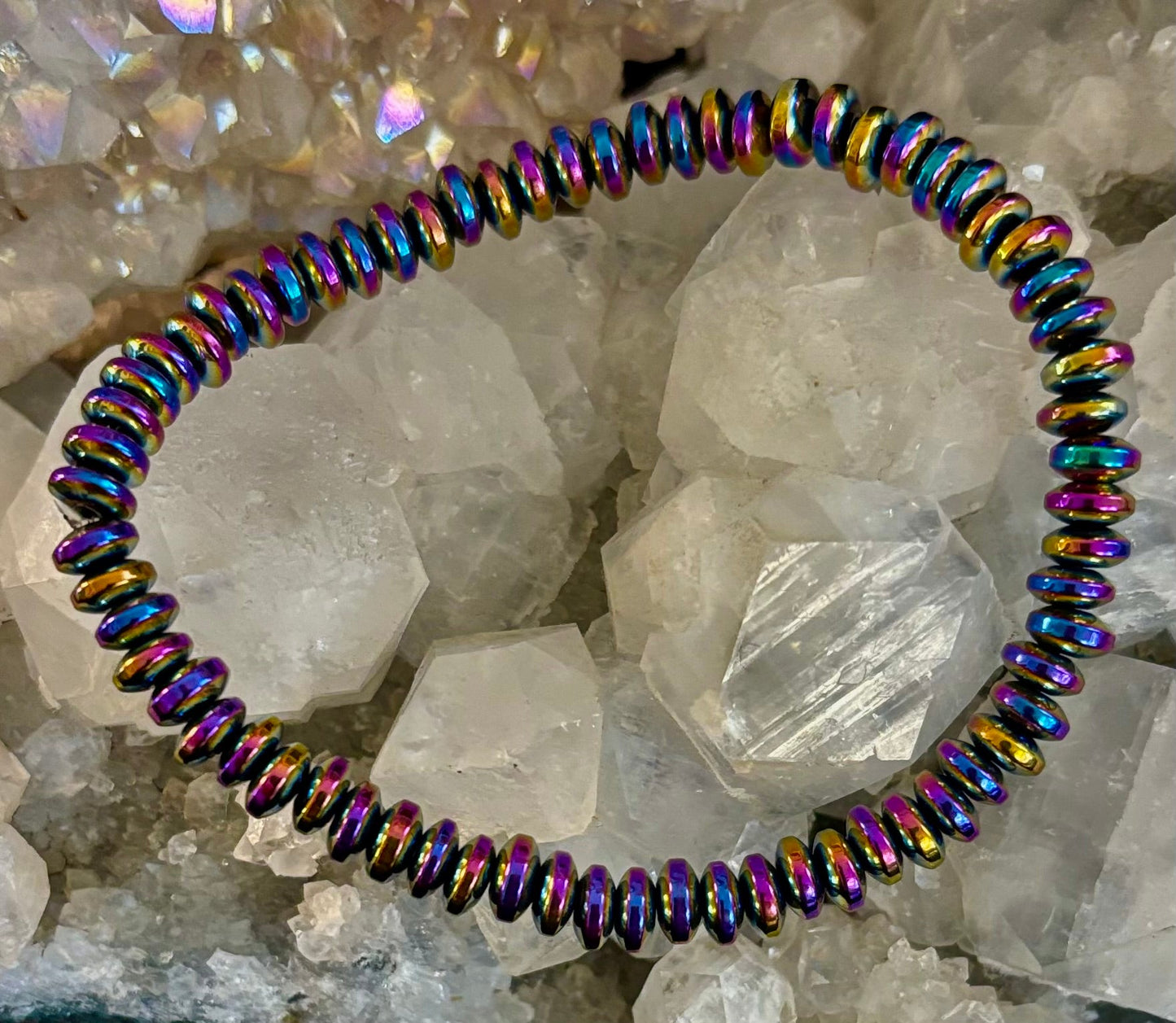 🌈 Pulsera metálica tono arcoíris – Para muñecas medianas a grandes