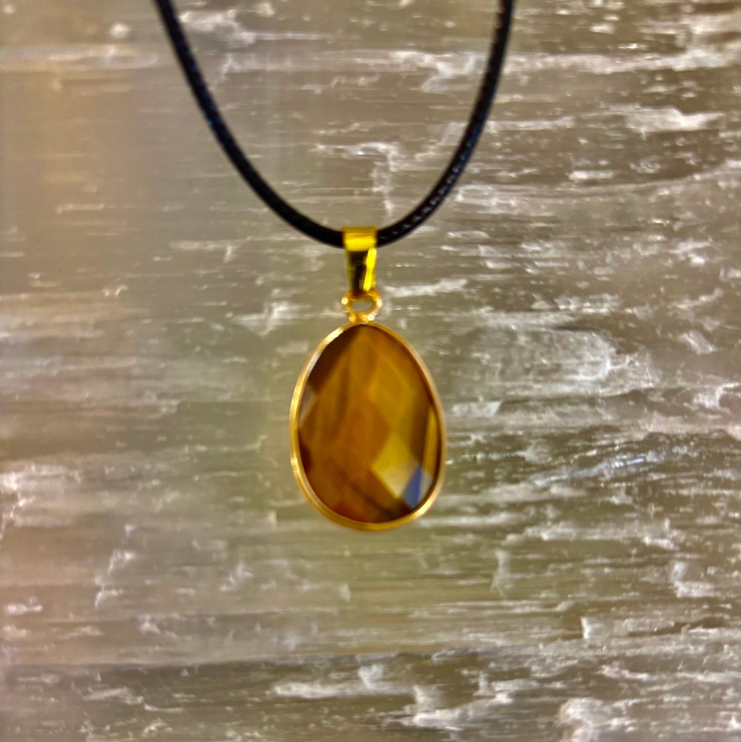 Collar con gota de cristal – Colgante en forma de lágrima de 2.5 cm (Hecho en Australia)