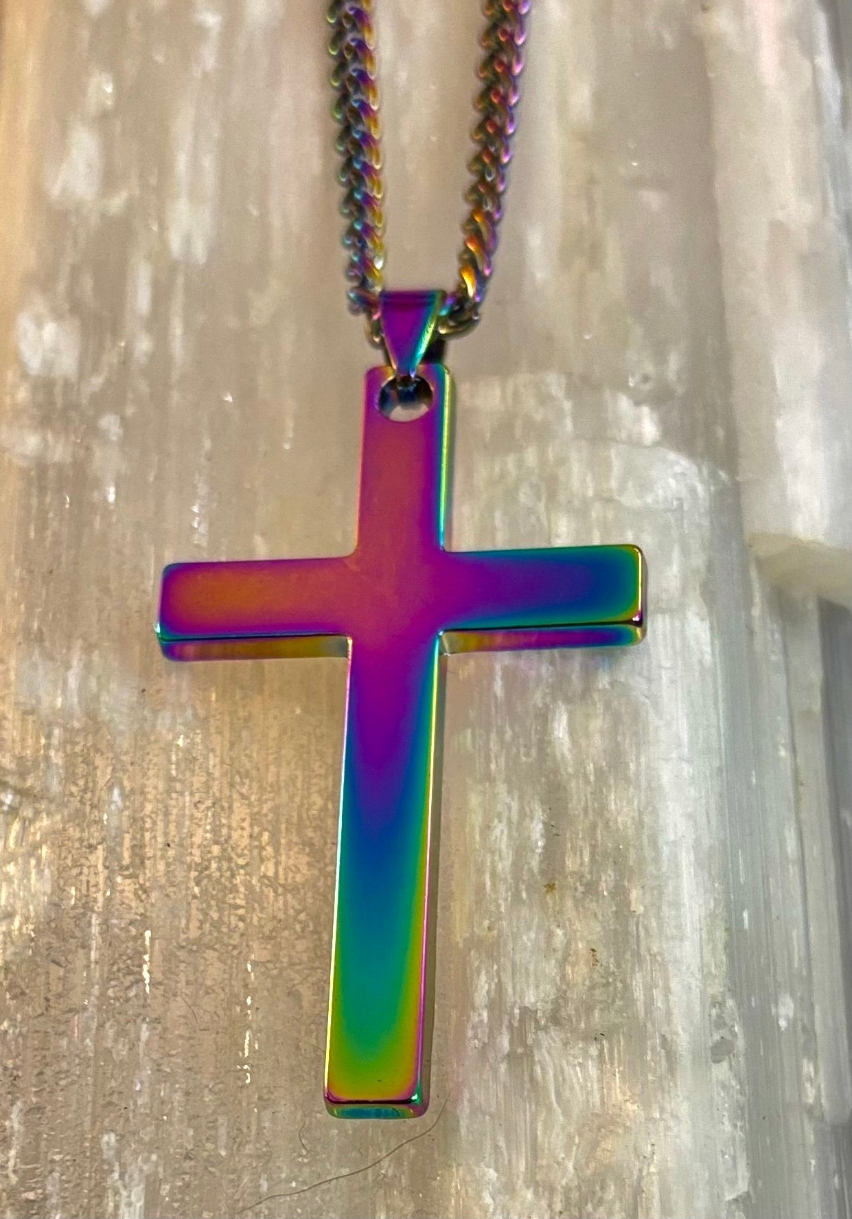 🌈 Collar Cruz Arcoíris – Colgante de Inspiración Pride con Cadena de 56 cm
