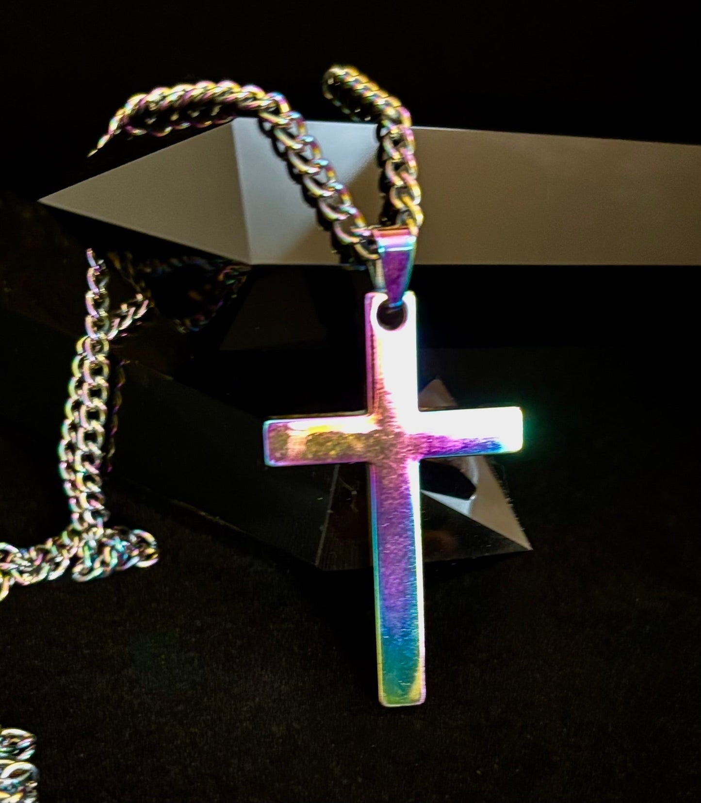 🌈 Collar Cruz Arcoíris – Colgante de Inspiración Pride con Cadena de 56 cm