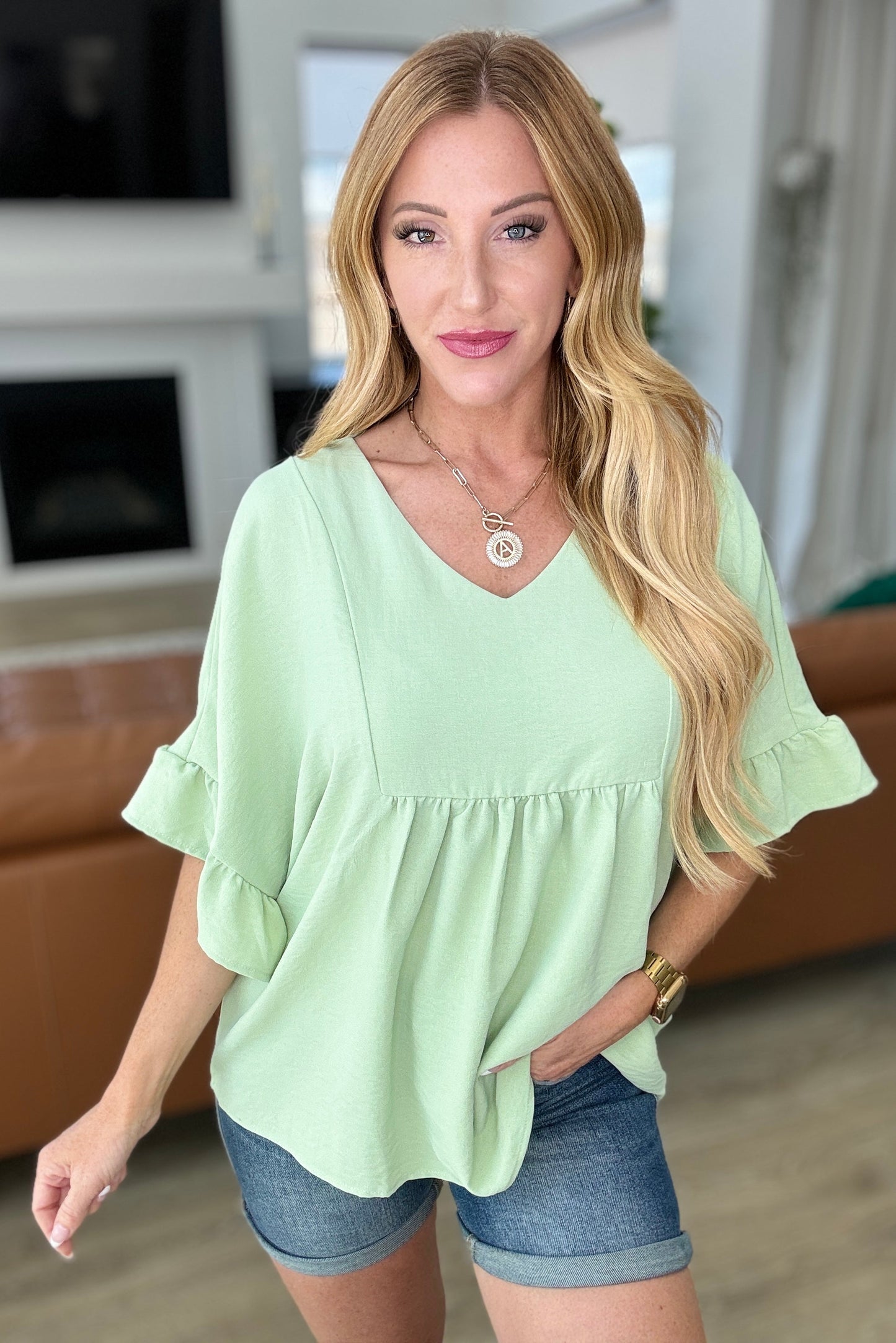 Top de manga con volantes peplum y vuelo en color salvia