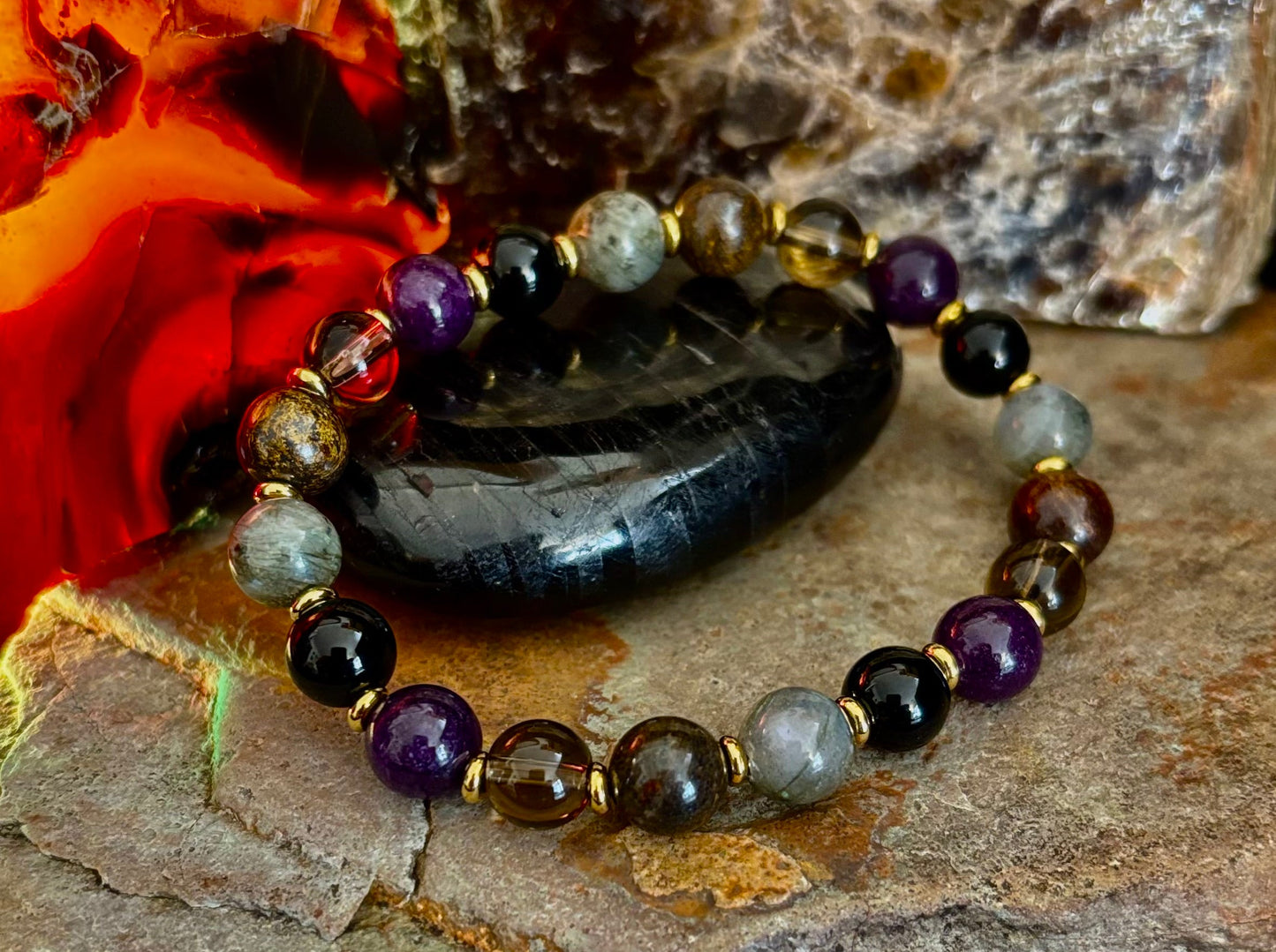 Energía Mística - Pulsera de Protección y Equilibrio con Labradorita, Amatista, Cuarzo Ahumado, Ónix Negro y Ojo de Tigre Infundida con Reiki