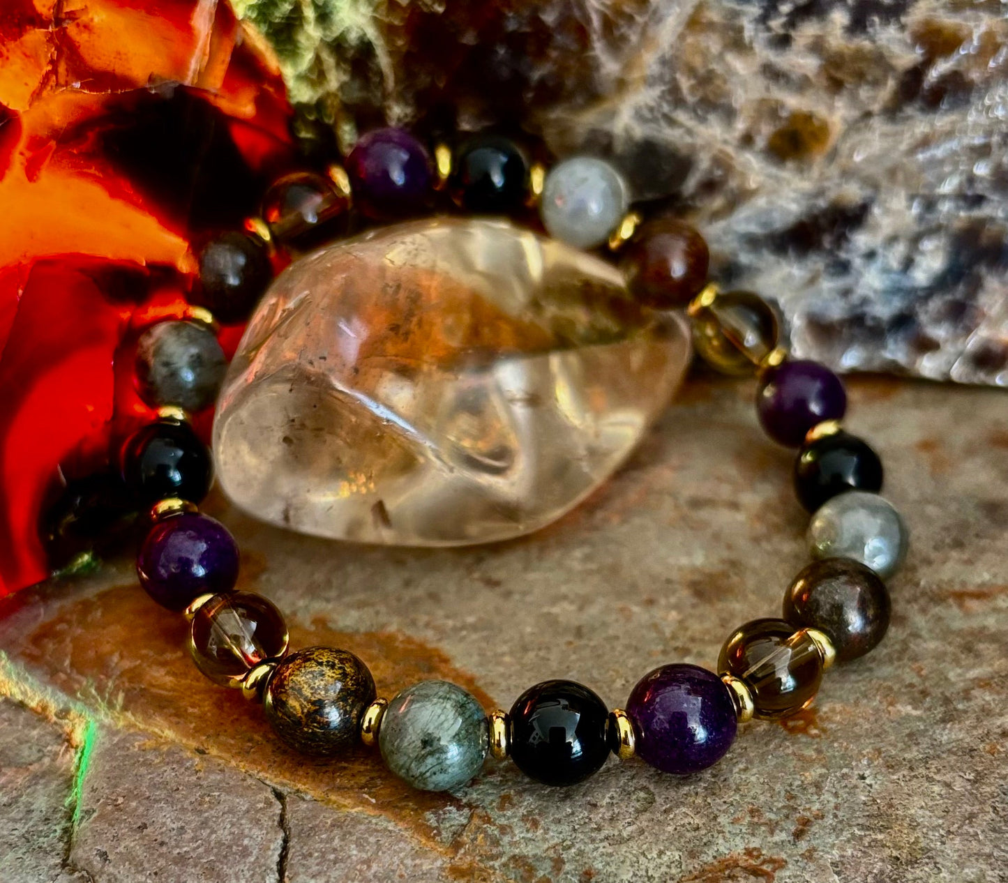 Energía Mística - Pulsera de Protección y Equilibrio con Labradorita, Amatista, Cuarzo Ahumado, Ónix Negro y Ojo de Tigre Infundida con Reiki