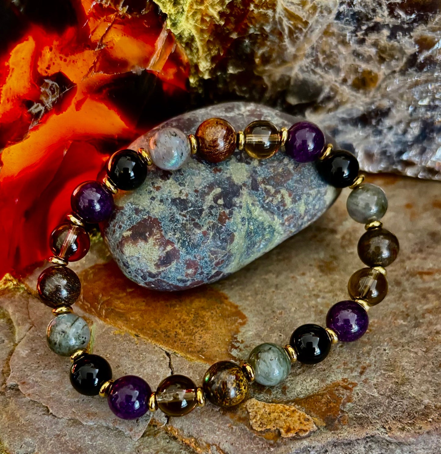 Energía Mística - Pulsera de Protección y Equilibrio con Labradorita, Amatista, Cuarzo Ahumado, Ónix Negro y Ojo de Tigre Infundida con Reiki