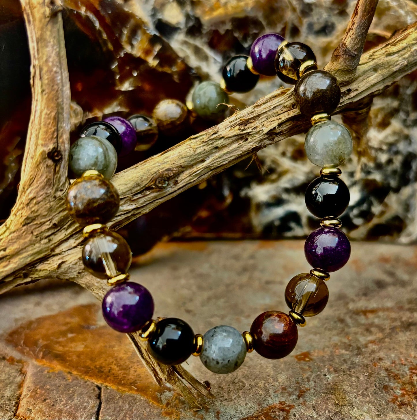 Energía Mística - Pulsera de Protección y Equilibrio con Labradorita, Amatista, Cuarzo Ahumado, Ónix Negro y Ojo de Tigre Infundida con Reiki