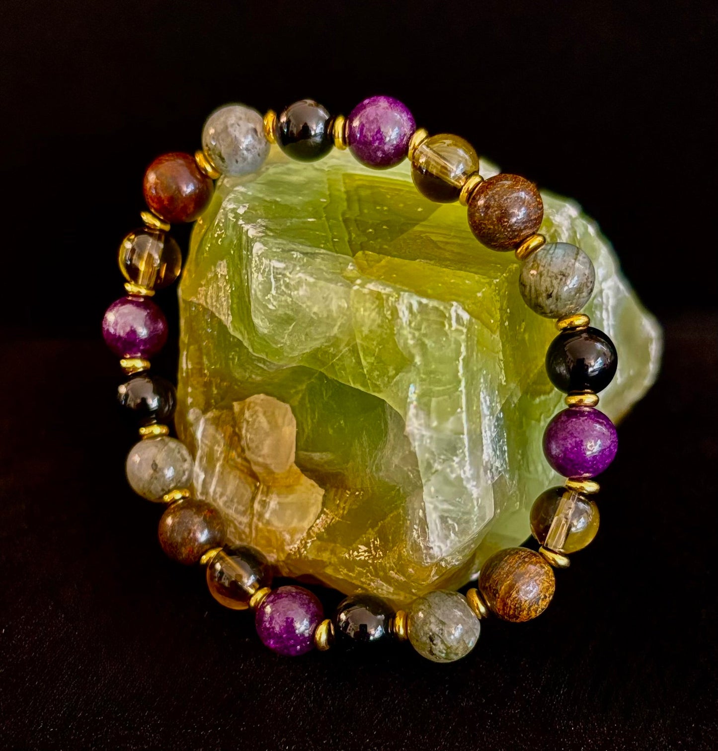 Energía Mística - Pulsera de Protección y Equilibrio con Labradorita, Amatista, Cuarzo Ahumado, Ónix Negro y Ojo de Tigre Infundida con Reiki