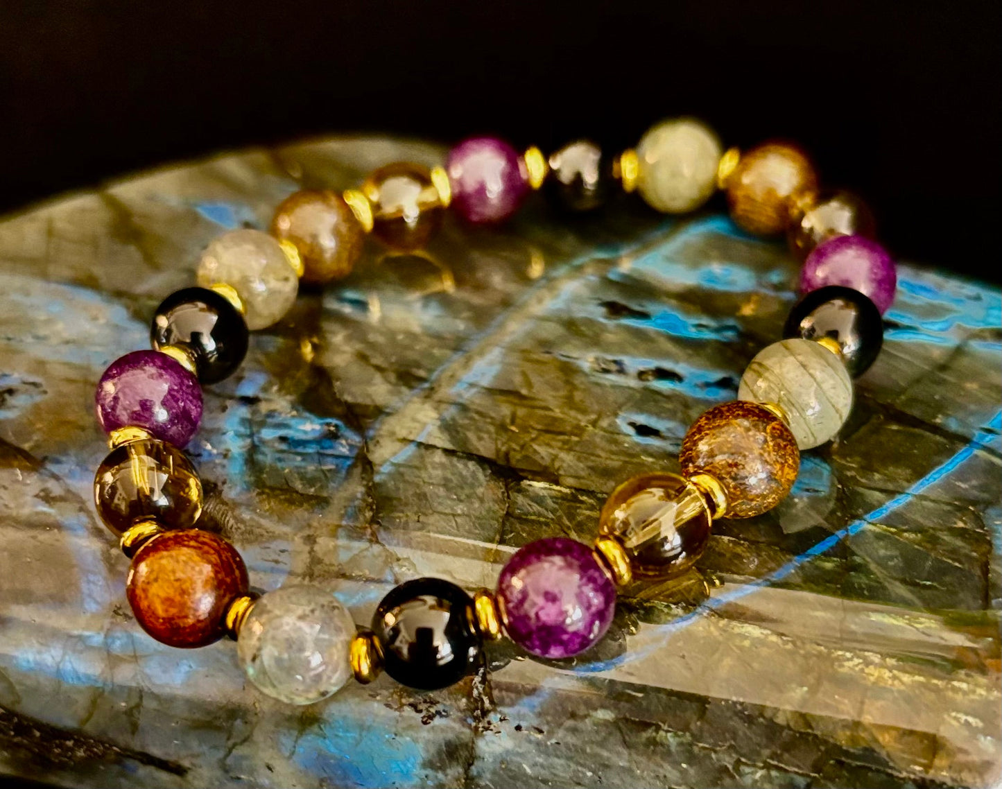 Energía Mística - Pulsera de Protección y Equilibrio con Labradorita, Amatista, Cuarzo Ahumado, Ónix Negro y Ojo de Tigre Infundida con Reiki