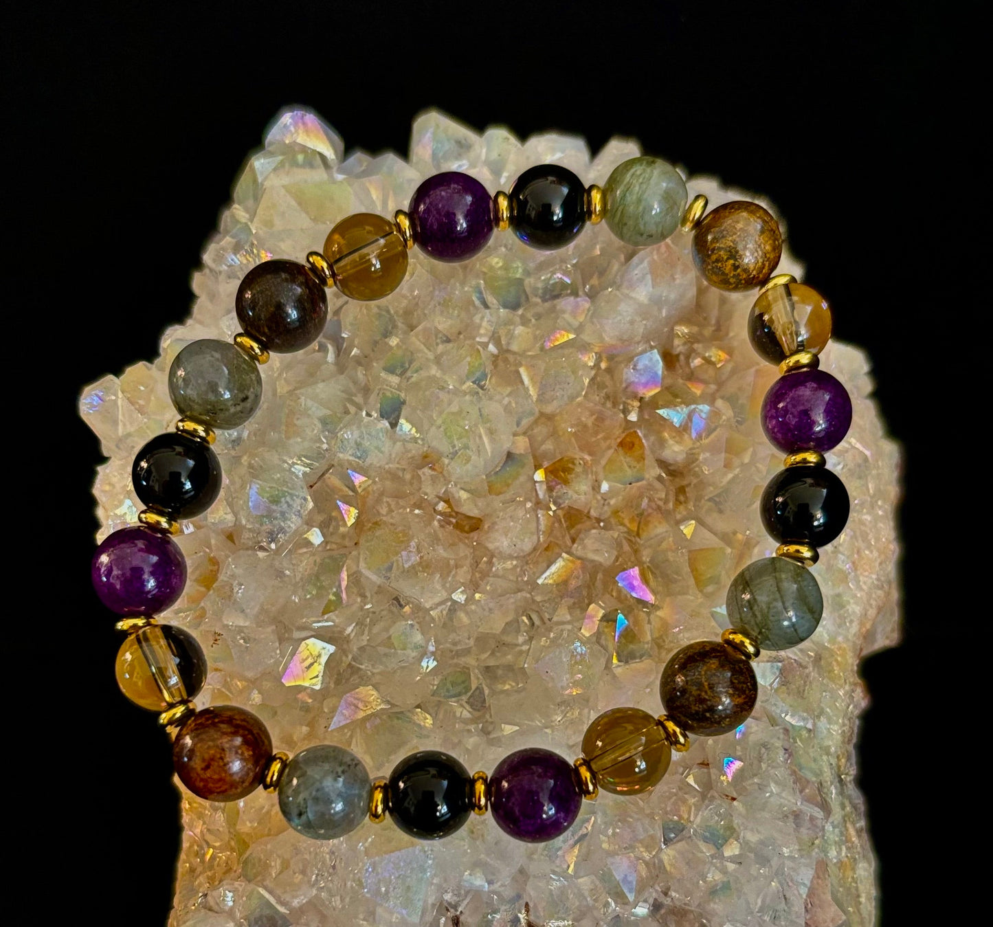 Energía Mística - Pulsera de Protección y Equilibrio con Labradorita, Amatista, Cuarzo Ahumado, Ónix Negro y Ojo de Tigre Infundida con Reiki