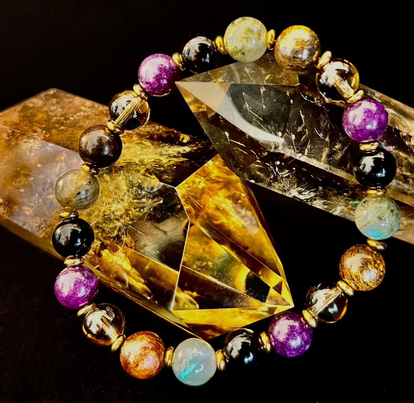 Energía Mística - Pulsera de Protección y Equilibrio con Labradorita, Amatista, Cuarzo Ahumado, Ónix Negro y Ojo de Tigre Infundida con Reiki