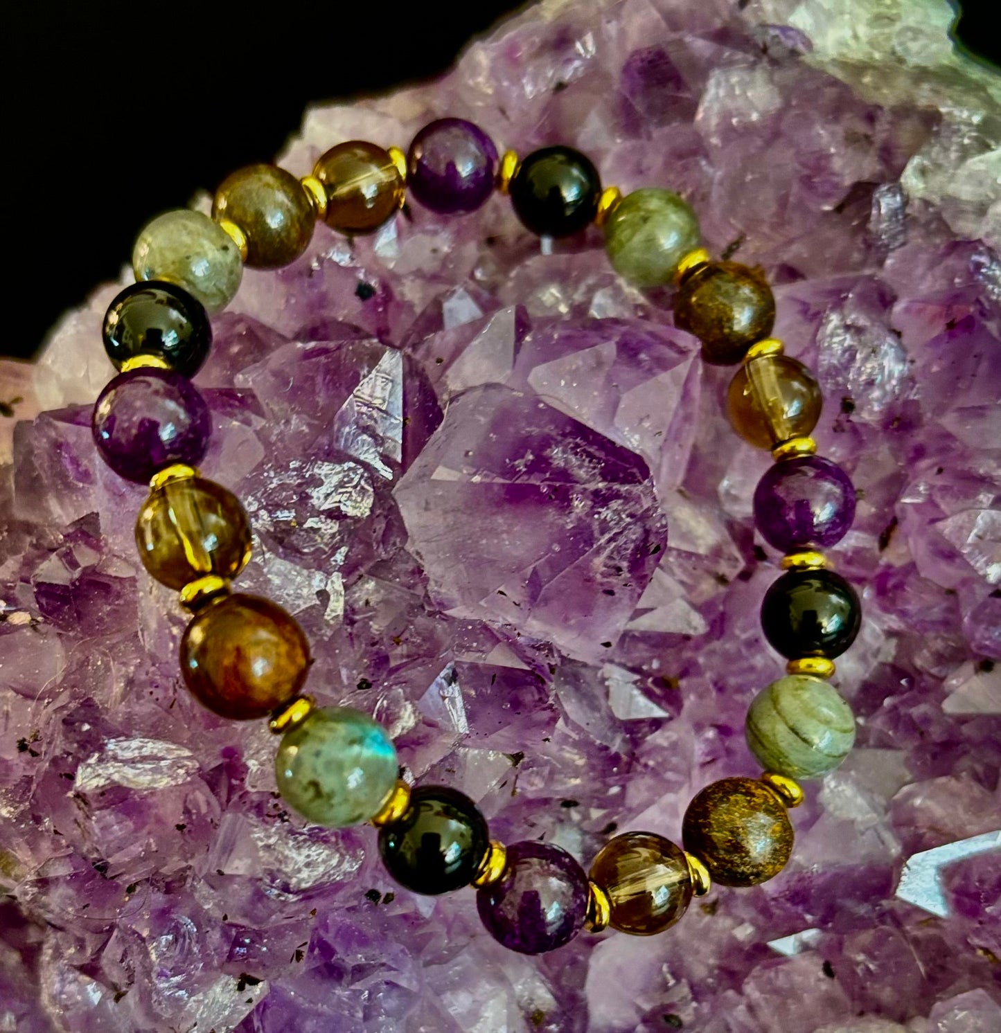 Energía Mística - Pulsera de Protección y Equilibrio con Labradorita, Amatista, Cuarzo Ahumado, Ónix Negro y Ojo de Tigre Infundida con Reiki